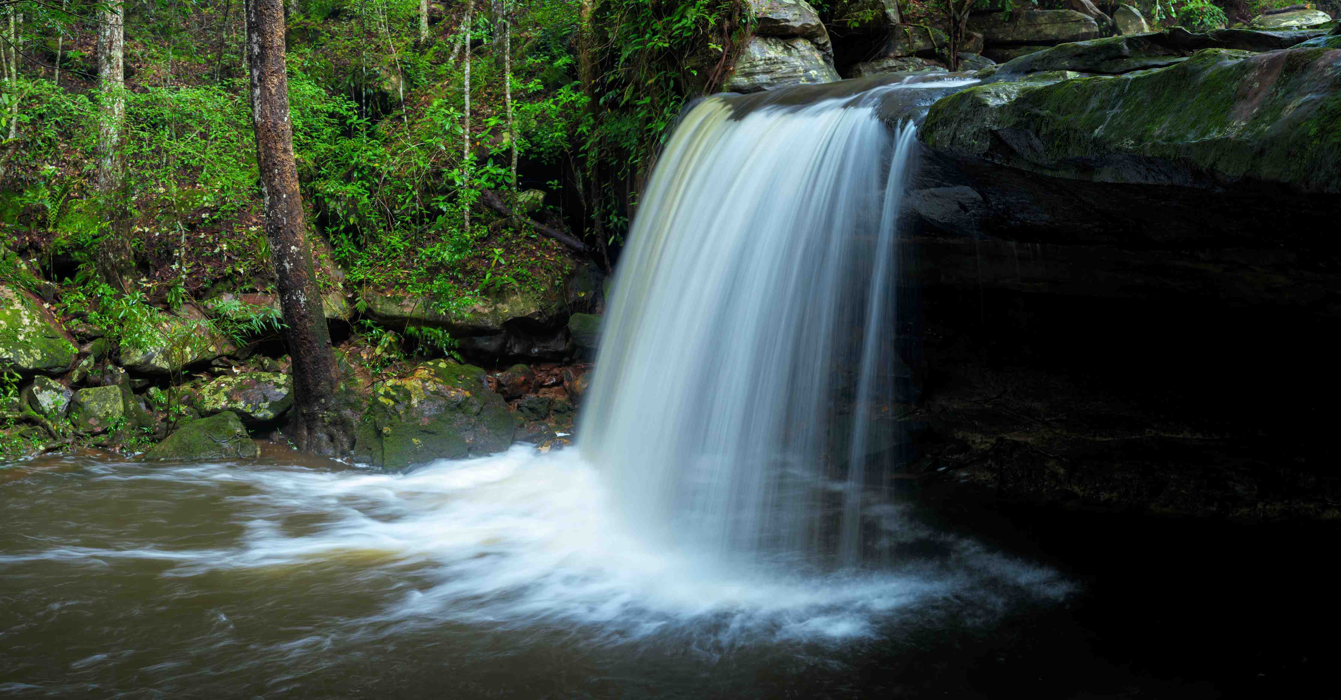Wandverkleidung Bad-Weißer Wasserfall im Grau-Grün