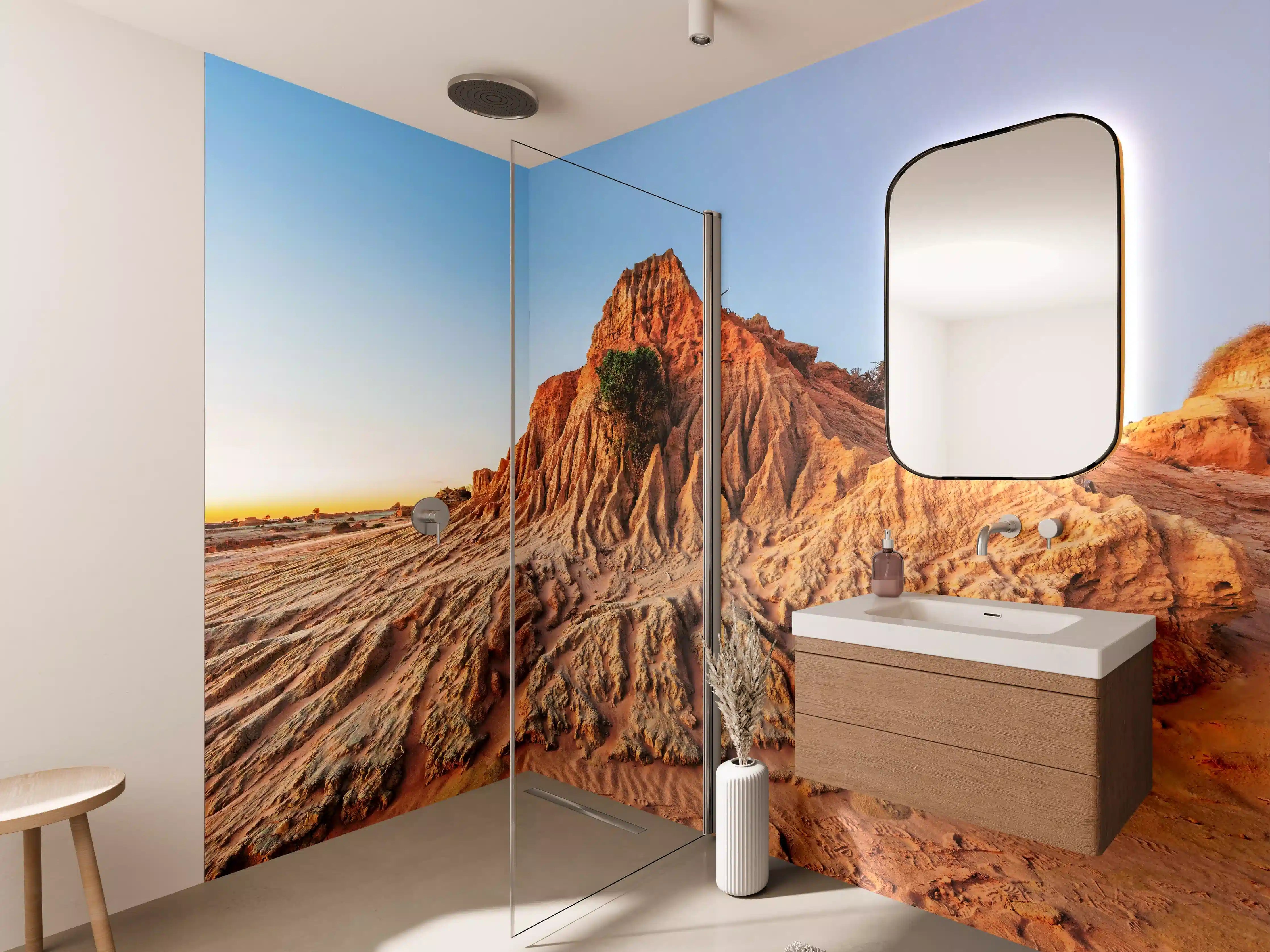 Wandverkleidung Bad - Wüstenlandschaft mit roten Felsen und Erosionsstrukturen