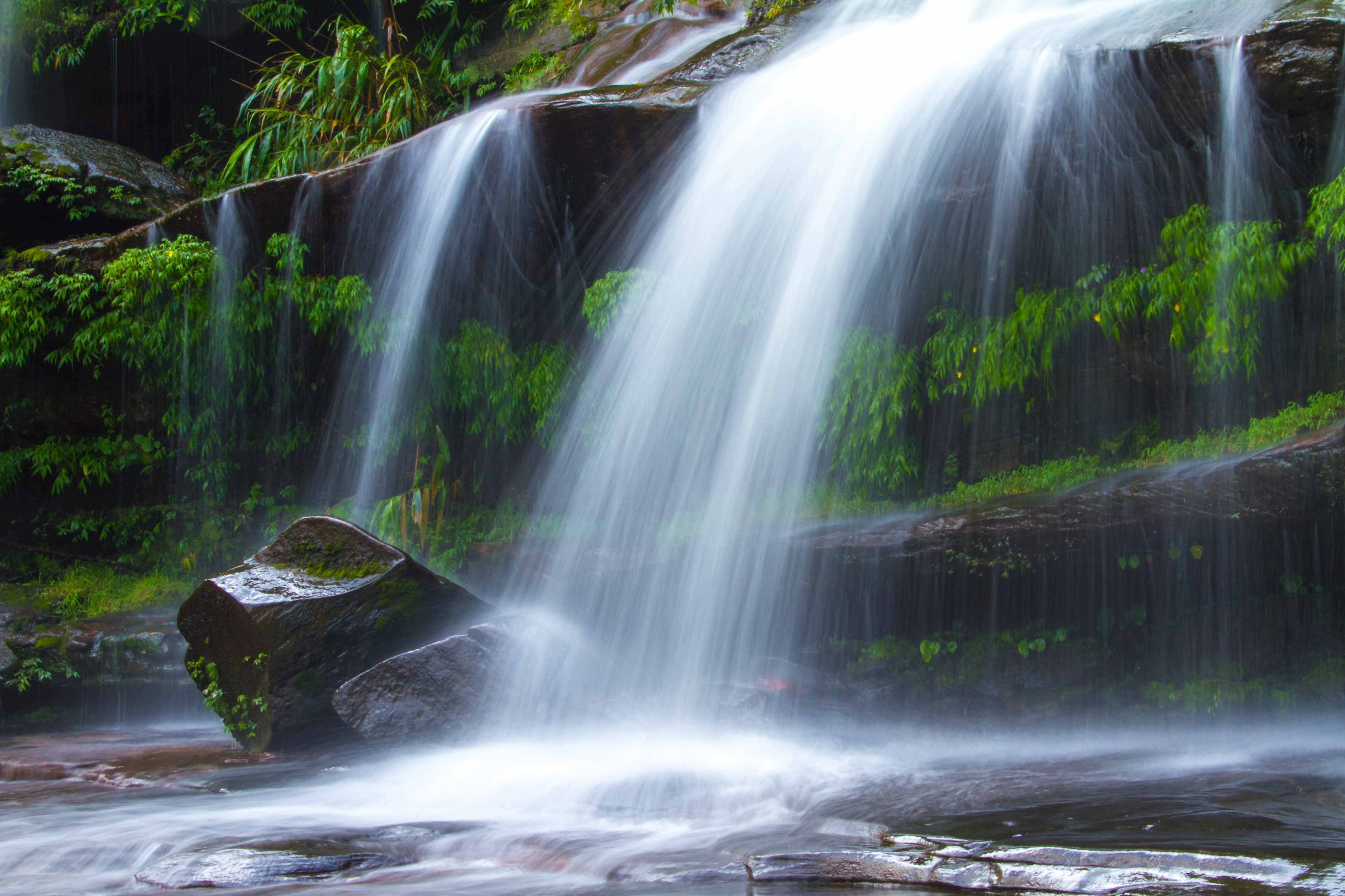 Wandverkleidung Bad-Zarter Wasserfall im Grau-Grün