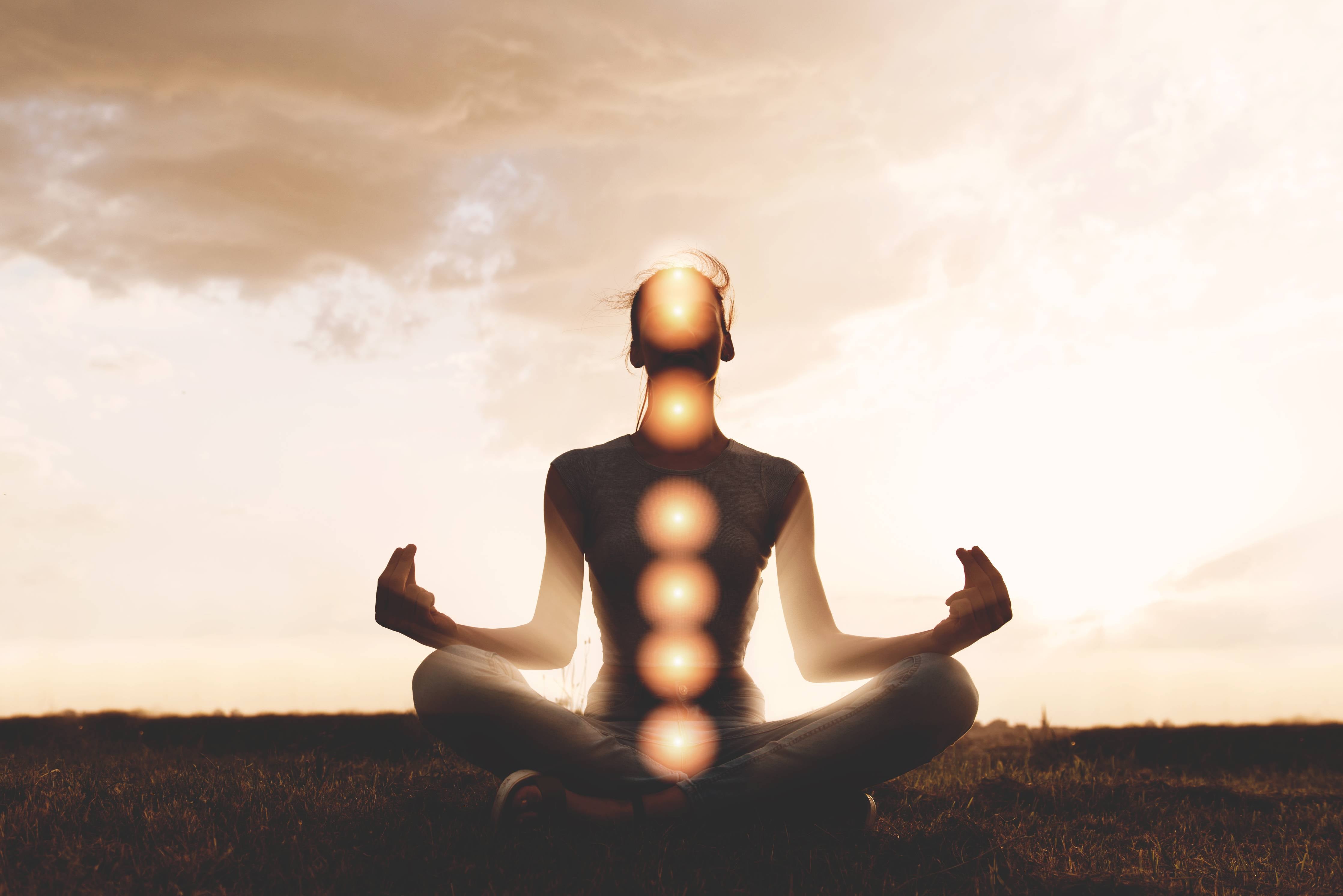 Wandverkleidung Bad-spirituelle Energie einer Frau beim Meditieren