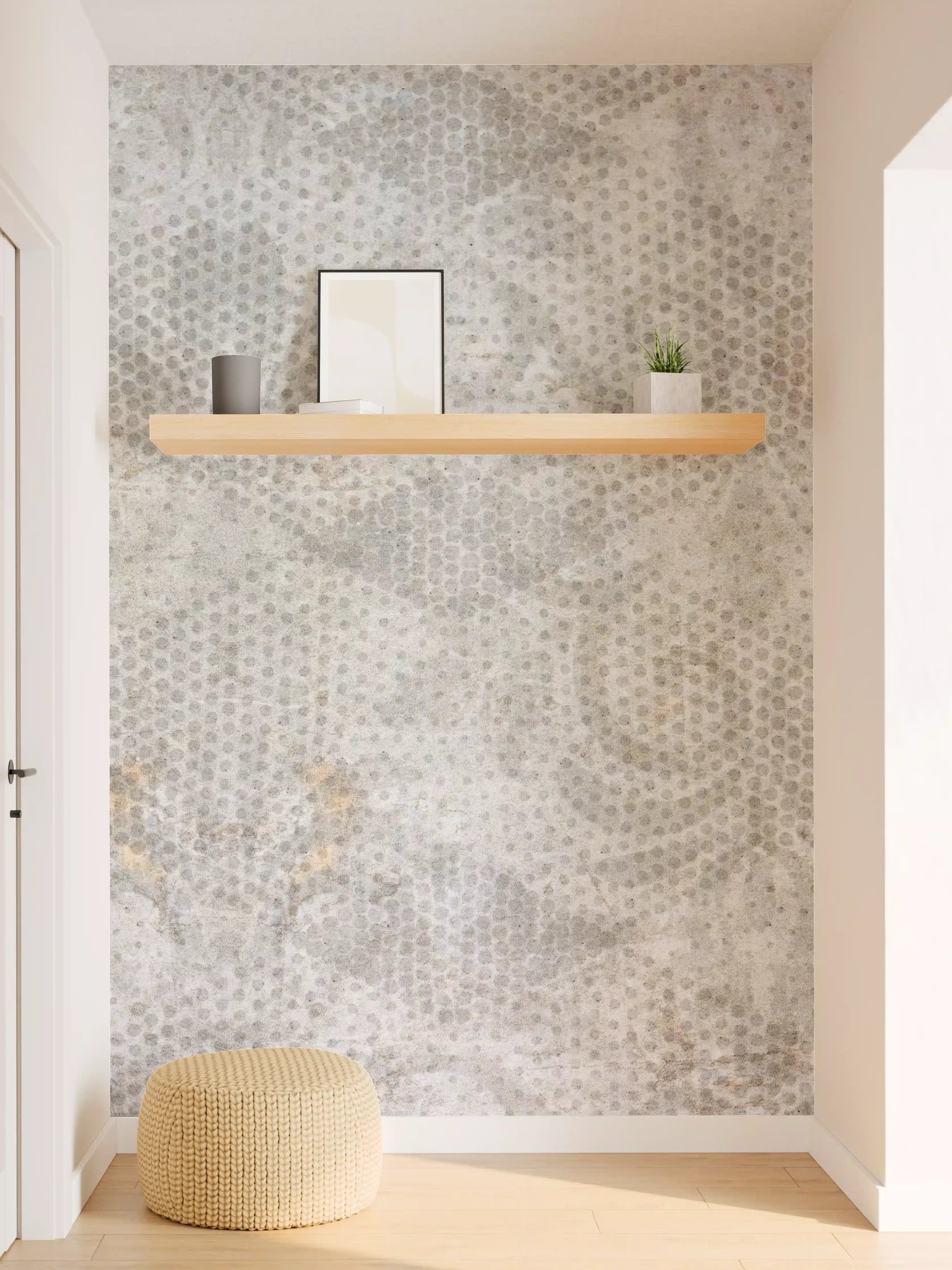 Wandverkleidung Flur - Alte weiße befleckte Tapete