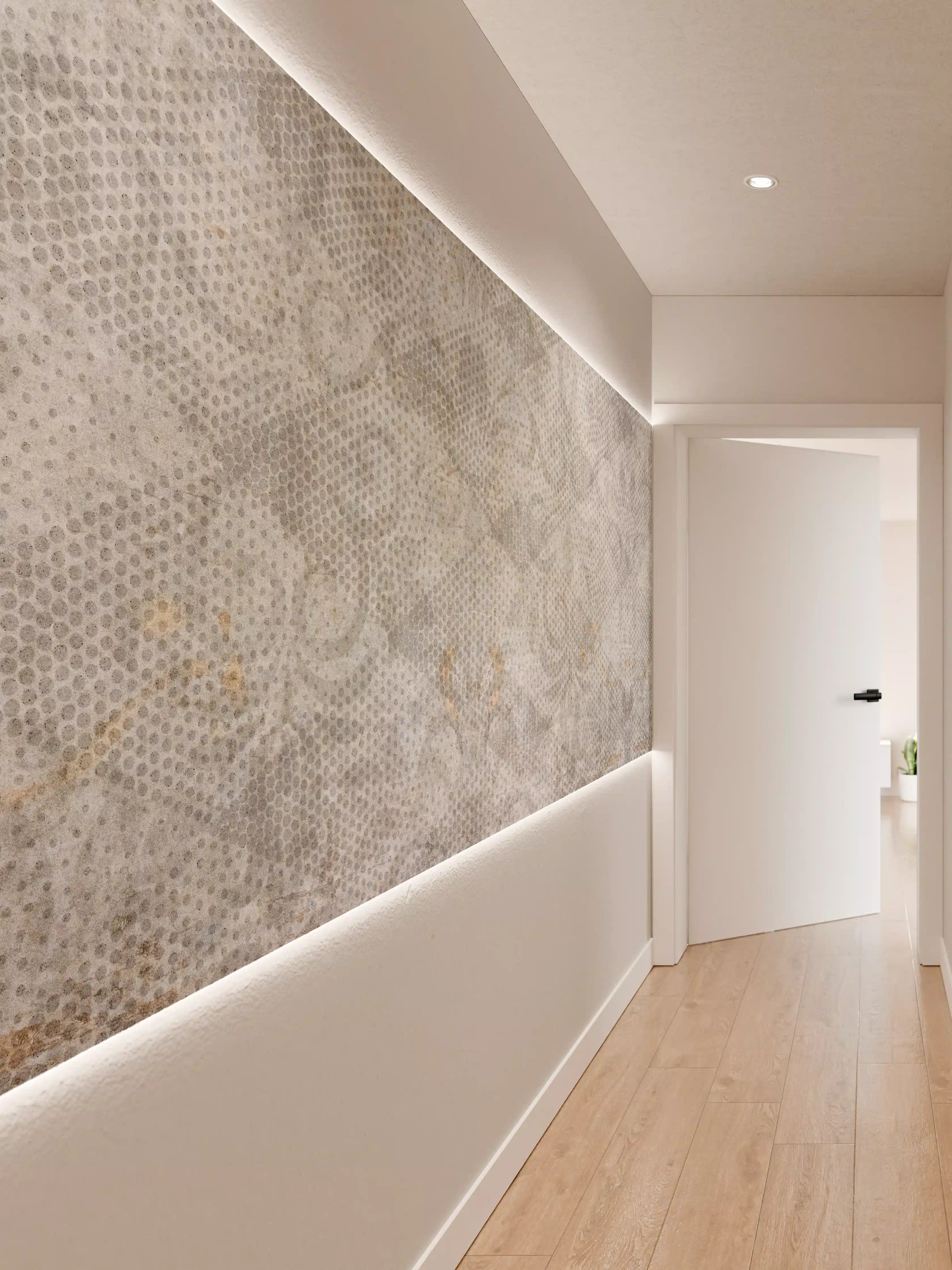 Wandverkleidung Flur - Alte weiße befleckte Tapete