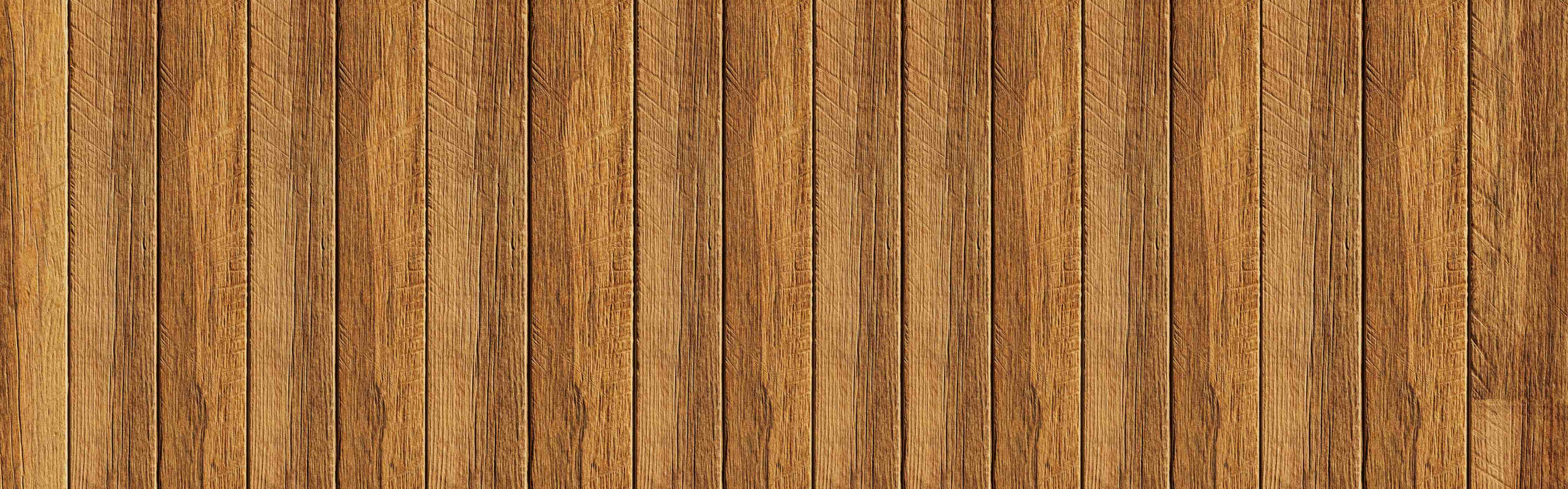 Wandverkleidung Flur-Aneinandergereihte braune Holzplanken