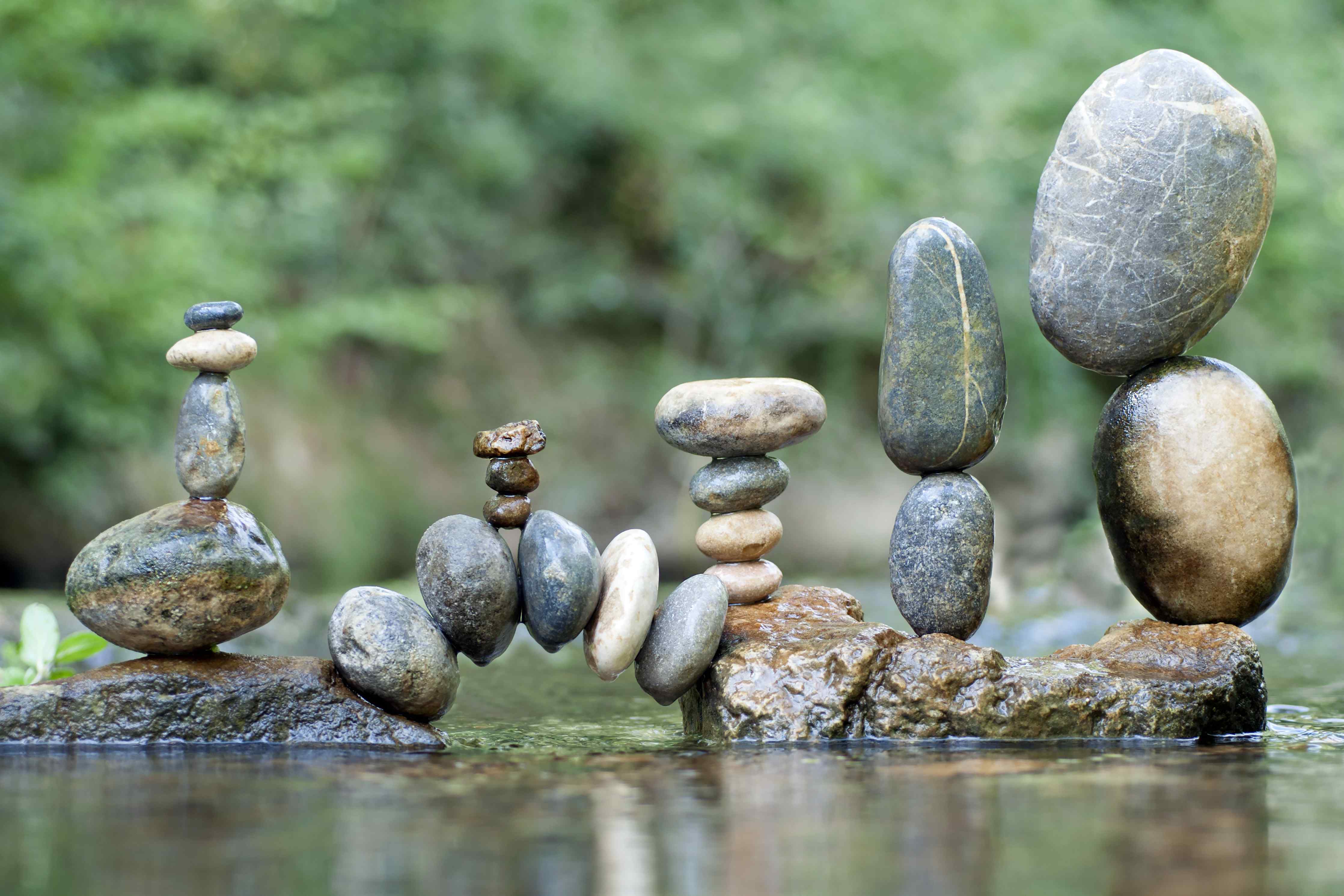 Wandverkleidung Flur-Ausgeglichenes Steine-Muster am Wasser