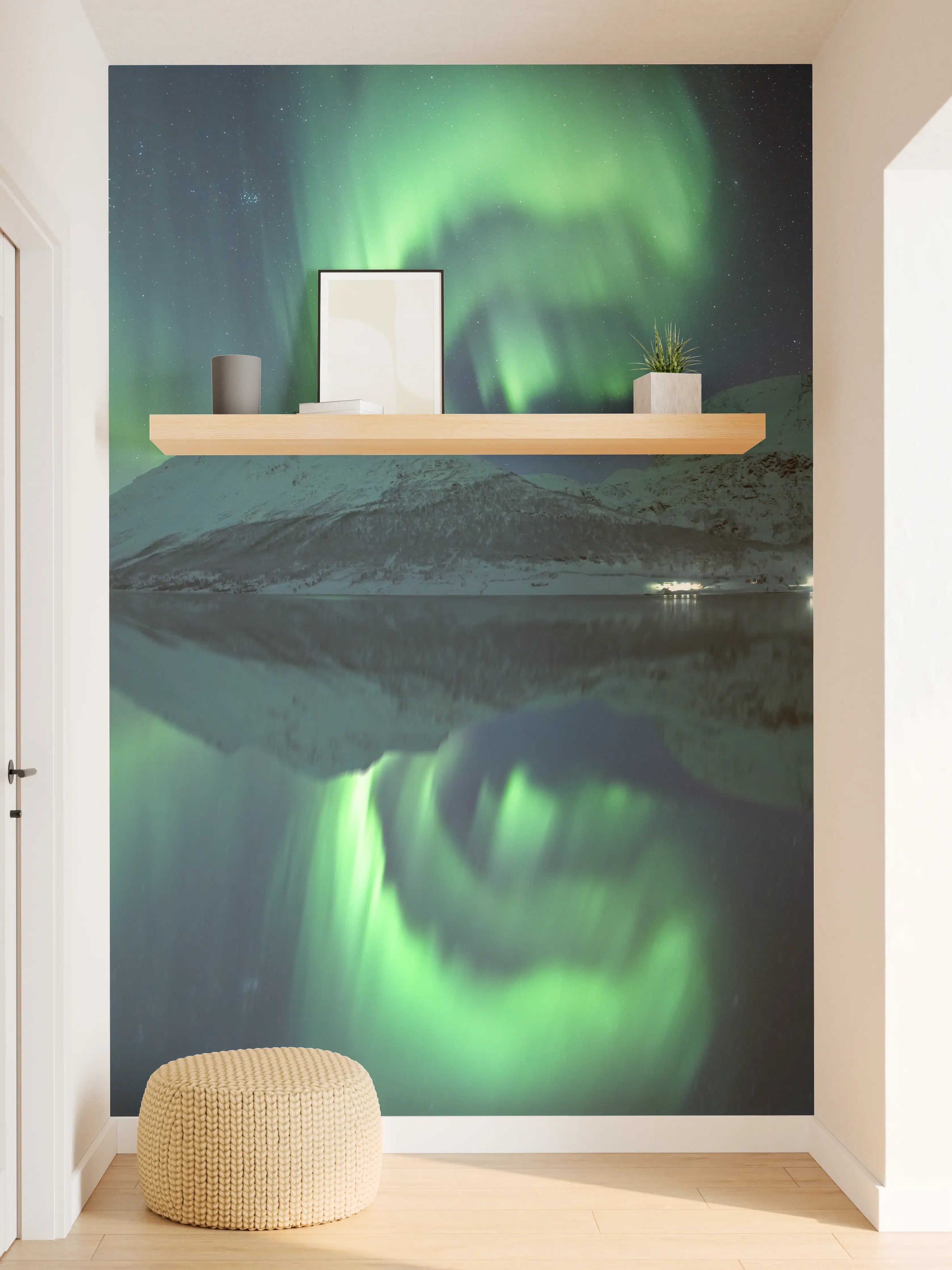 Wandverkleidung Flur - Bewegende Nordlichter über verschneiter Landschaft