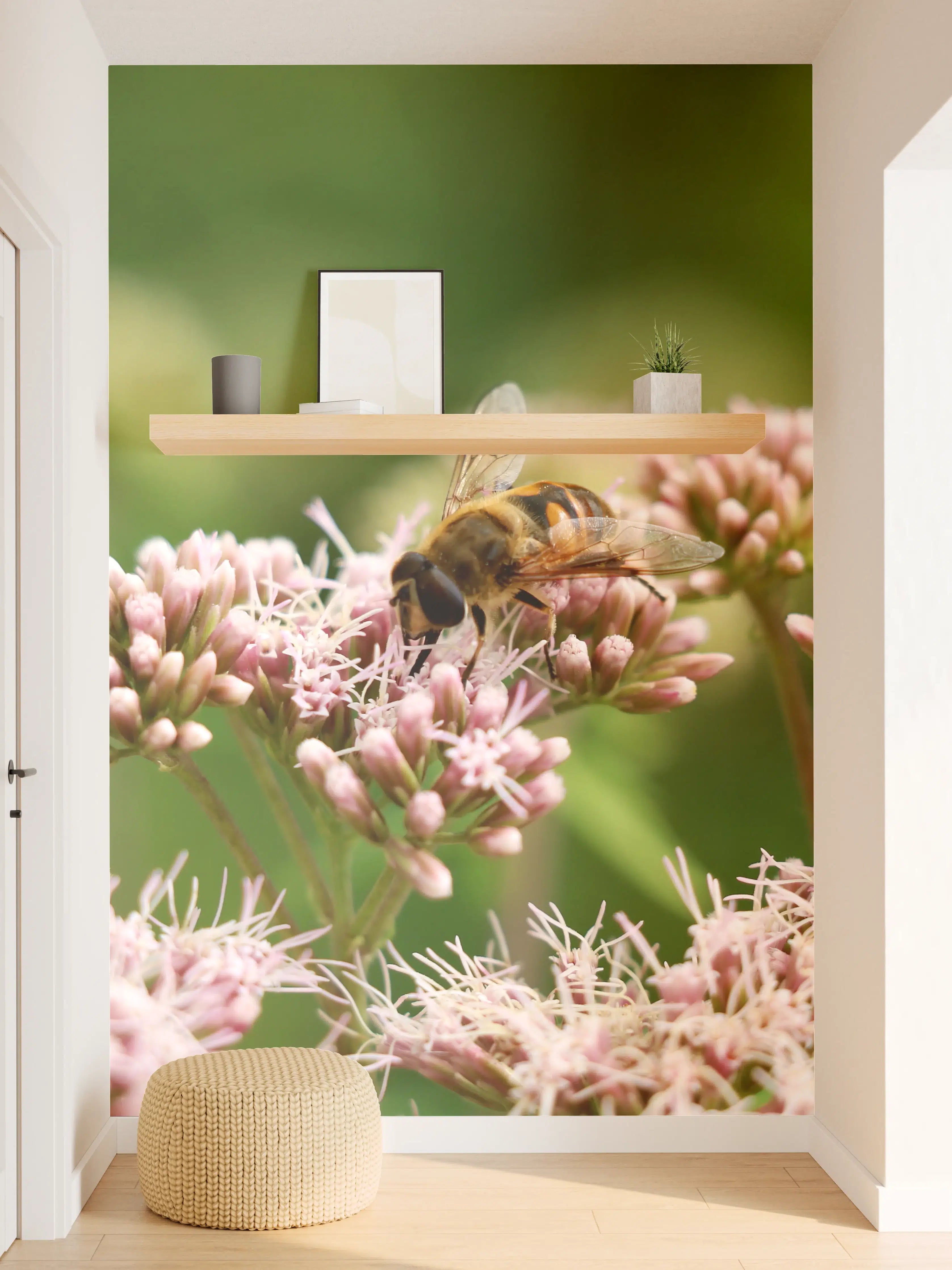 Wandverkleidung Flur - Biene auf Rosa Blüten Makro