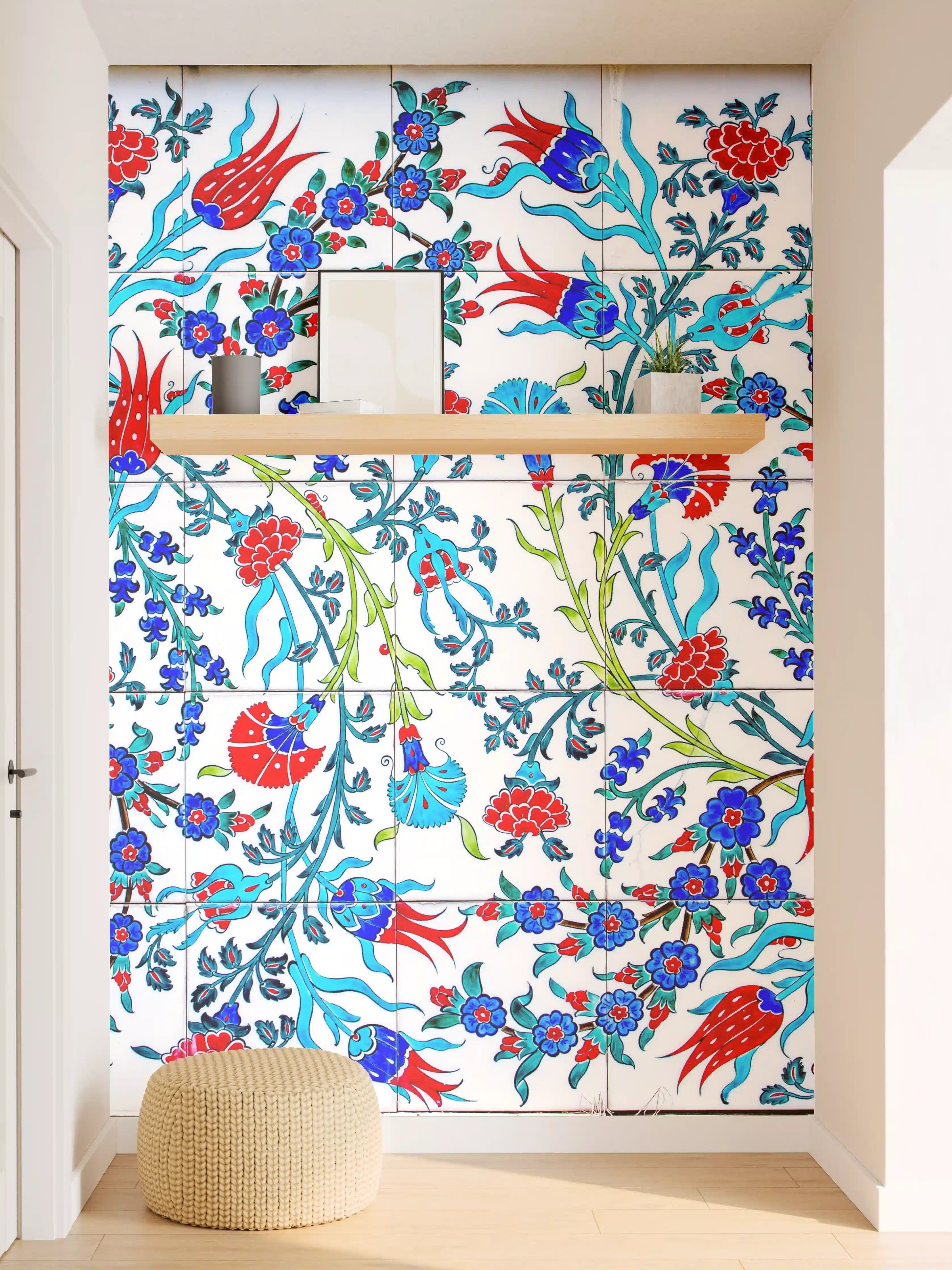 Wandverkleidung Flur - Blumenmuster mit blauen, roten und grünen Akzenten