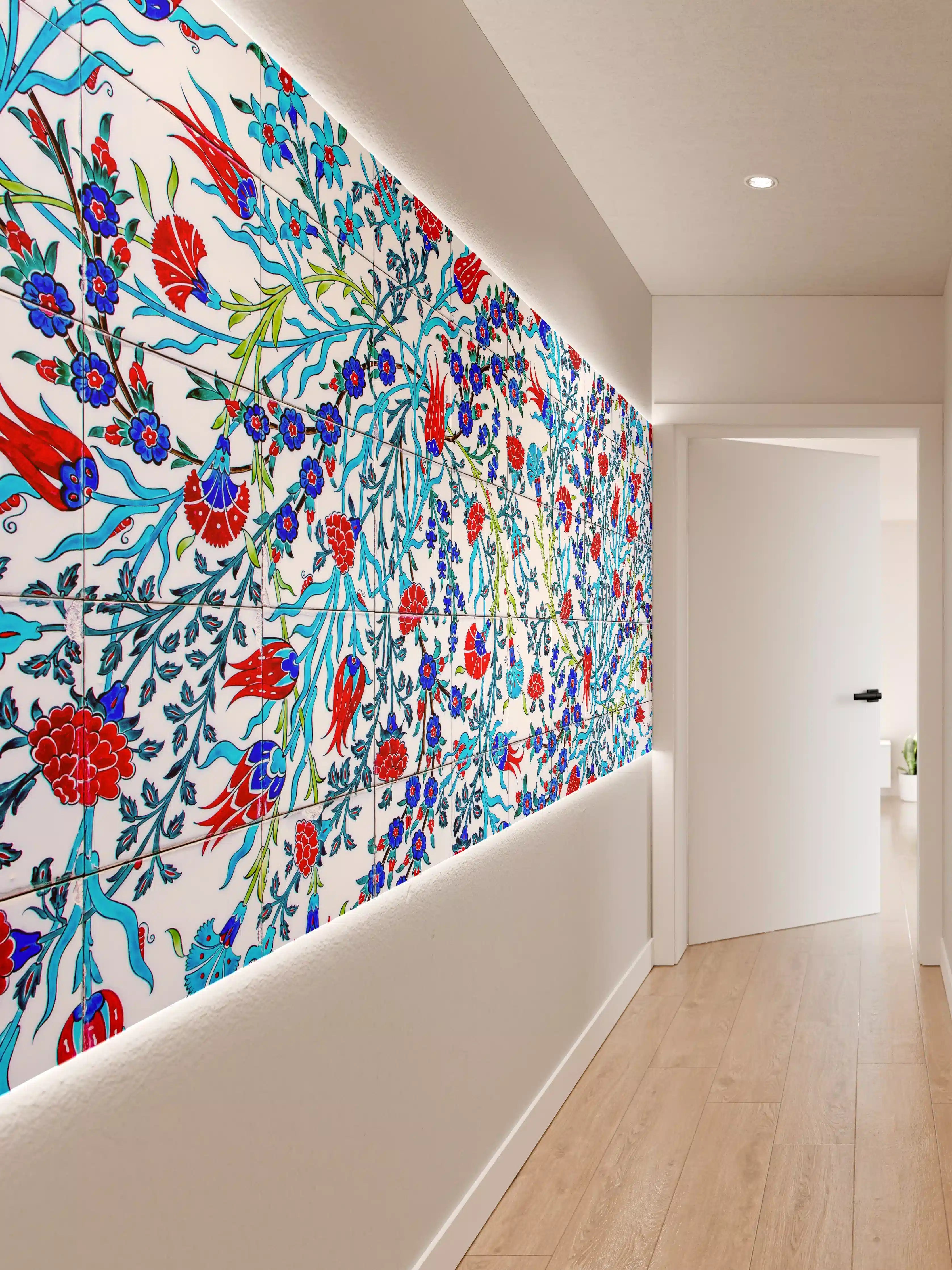 Wandverkleidung Flur - Blumenmuster mit blauen, roten und grünen Akzenten