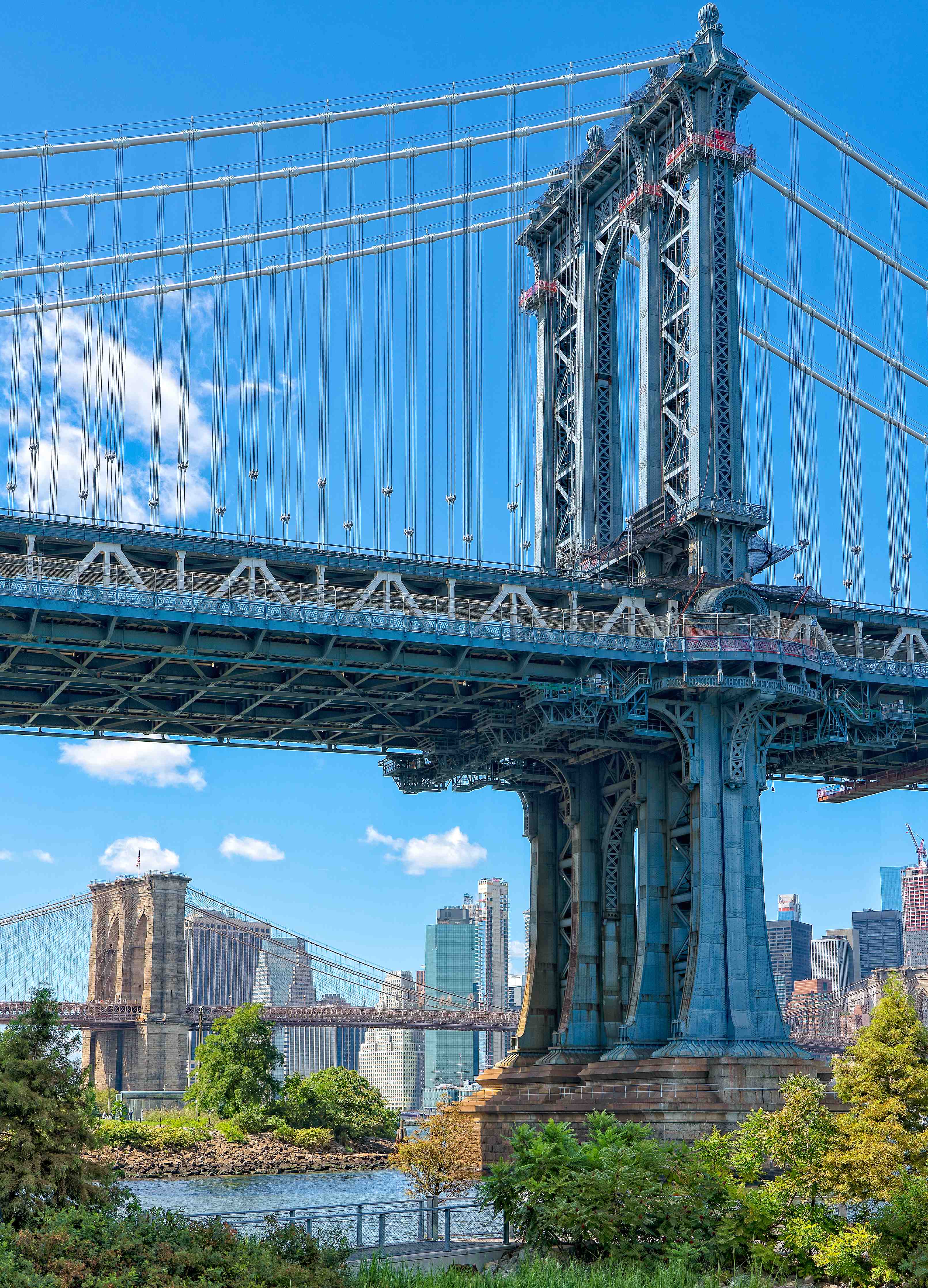 Wandverkleidung Flur-Brücke in Manhattan bei strahlendem Himmel