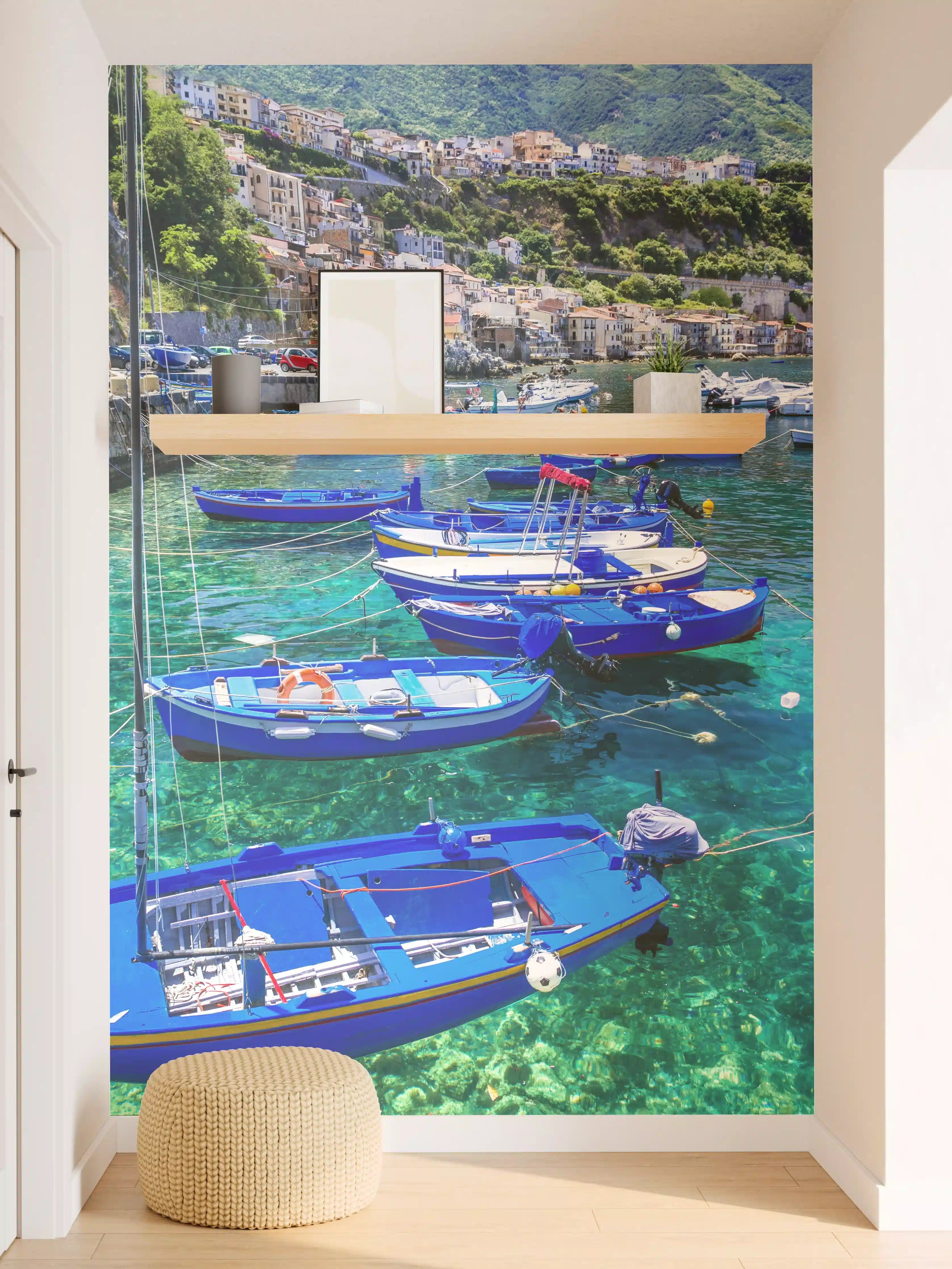 Wandverkleidung Flur - Bunte Boote vor malerischer Küstenkulisse