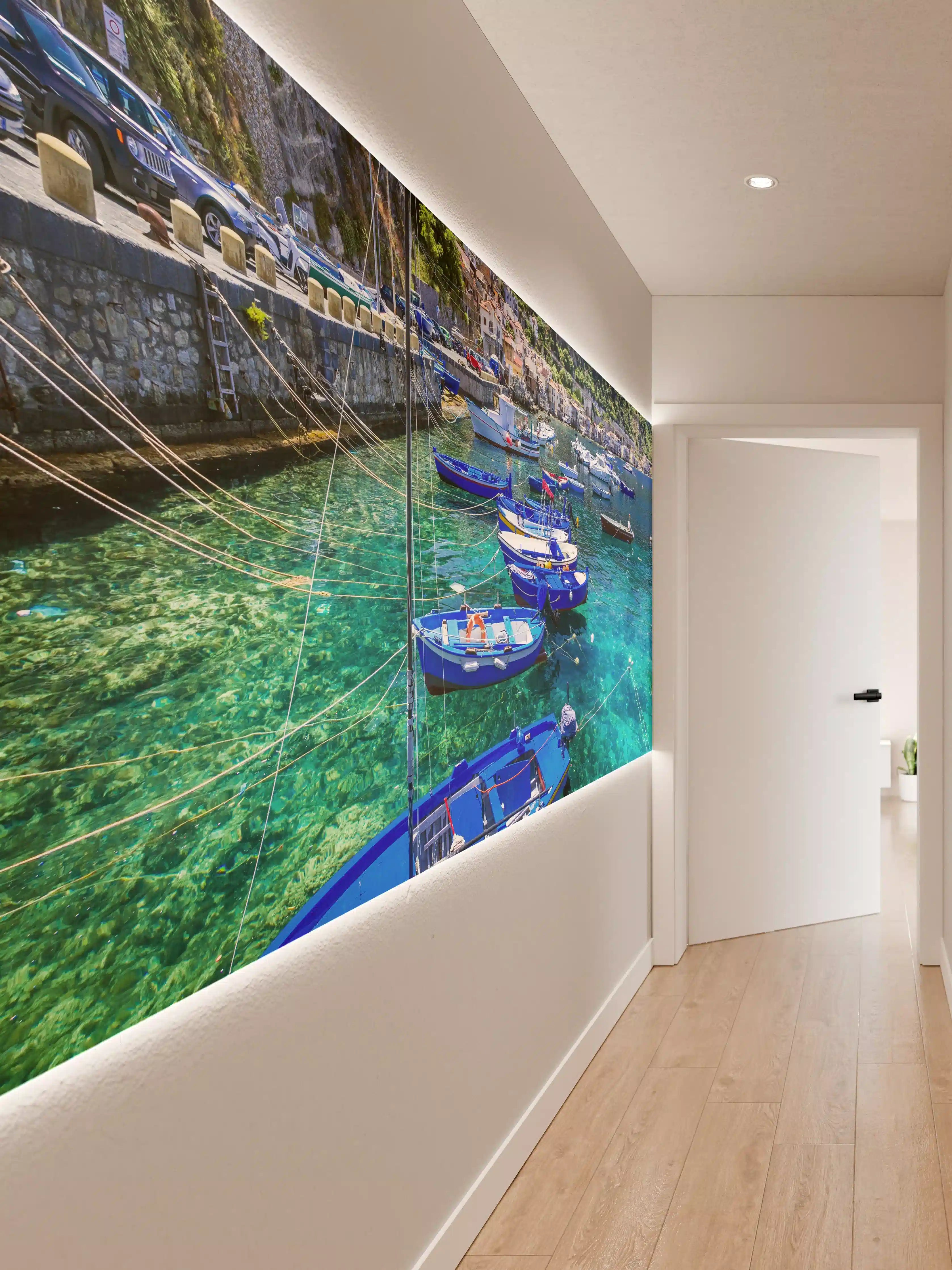 Wandverkleidung Flur - Bunte Boote vor malerischer Küstenkulisse