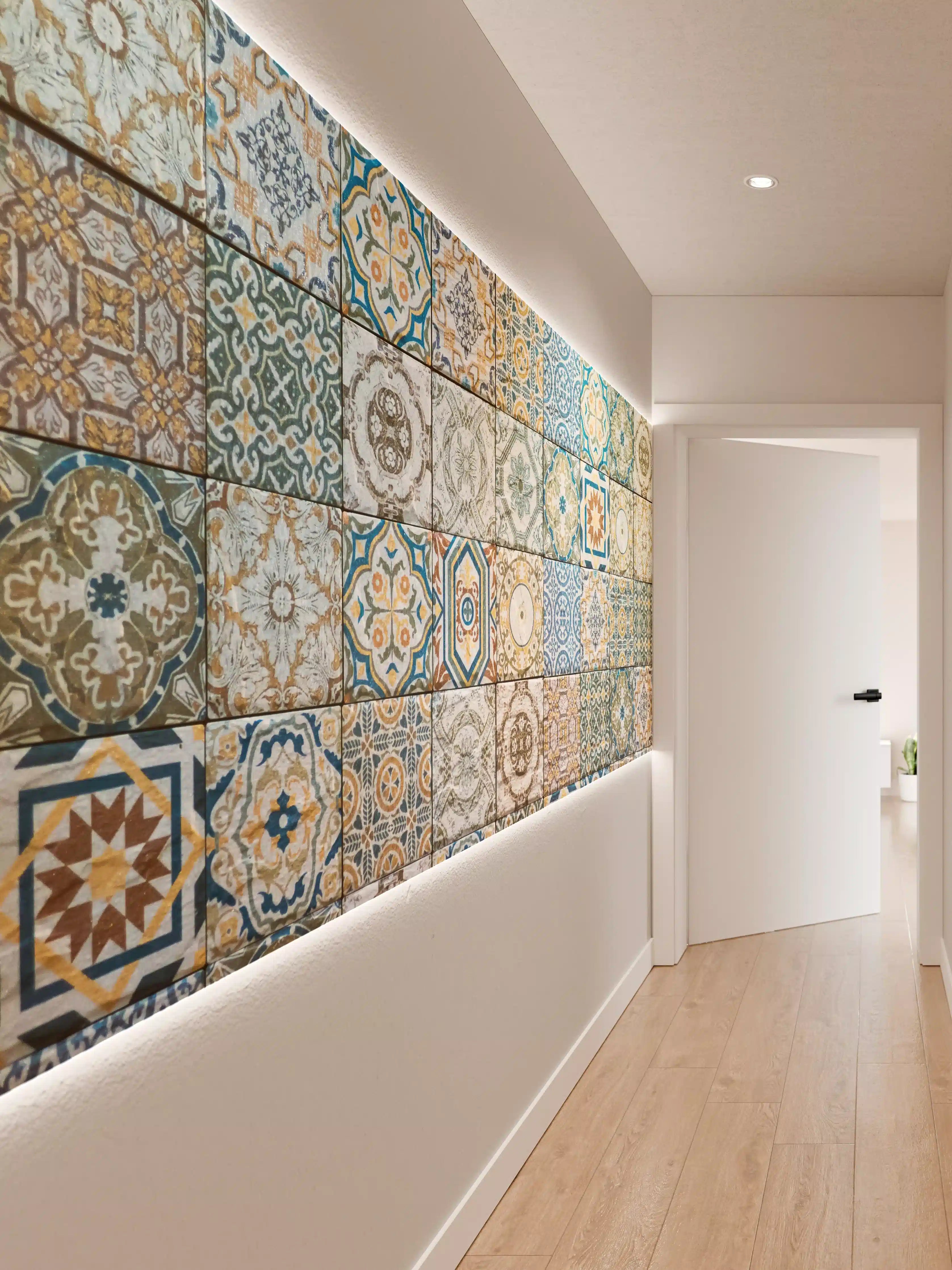 Wandverkleidung Flur - Bunte Fliesenmuster im Mix