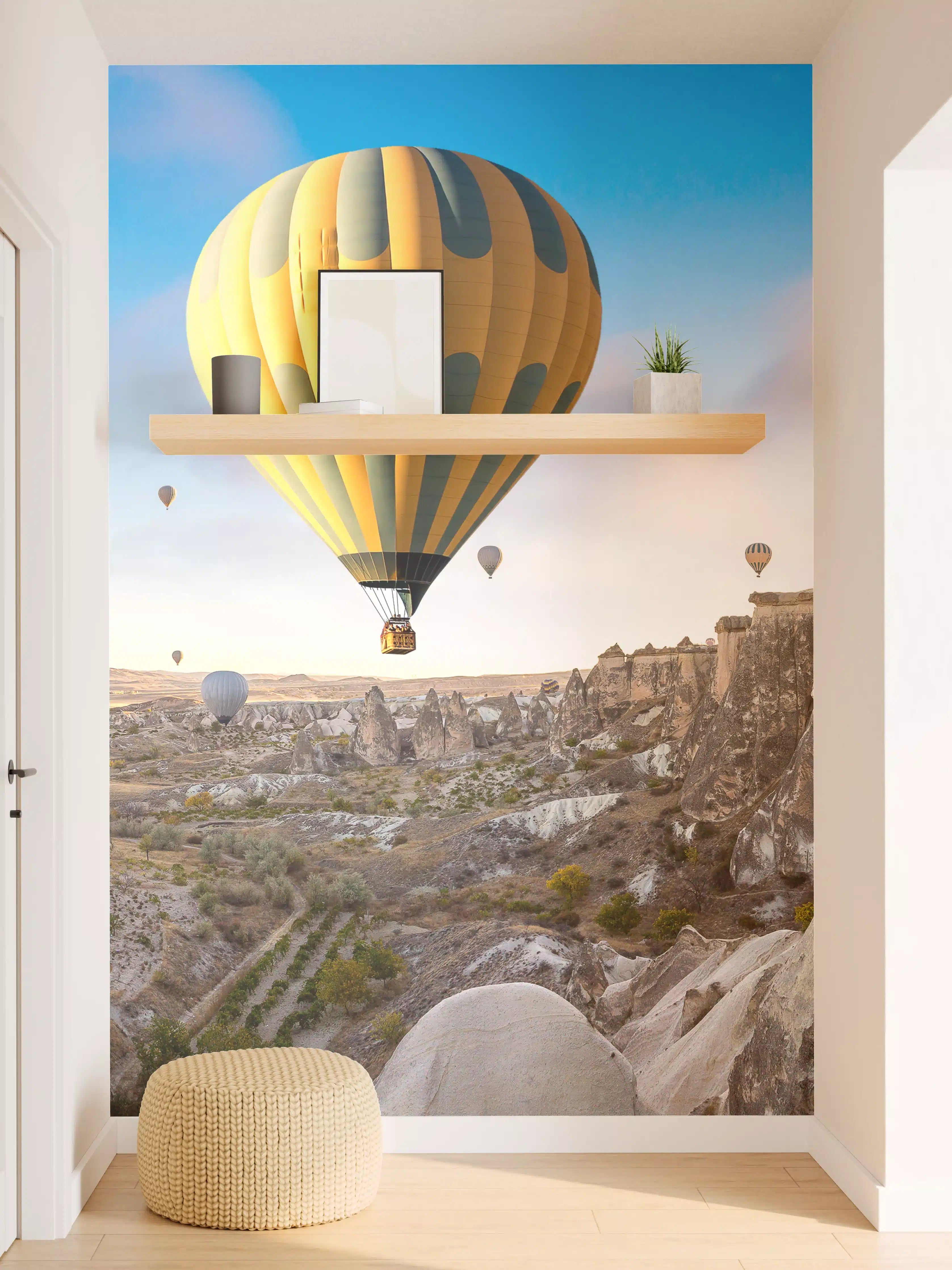 Wandverkleidung Flur - Bunte Heißluftballons über der faszinierenden Landschaft
