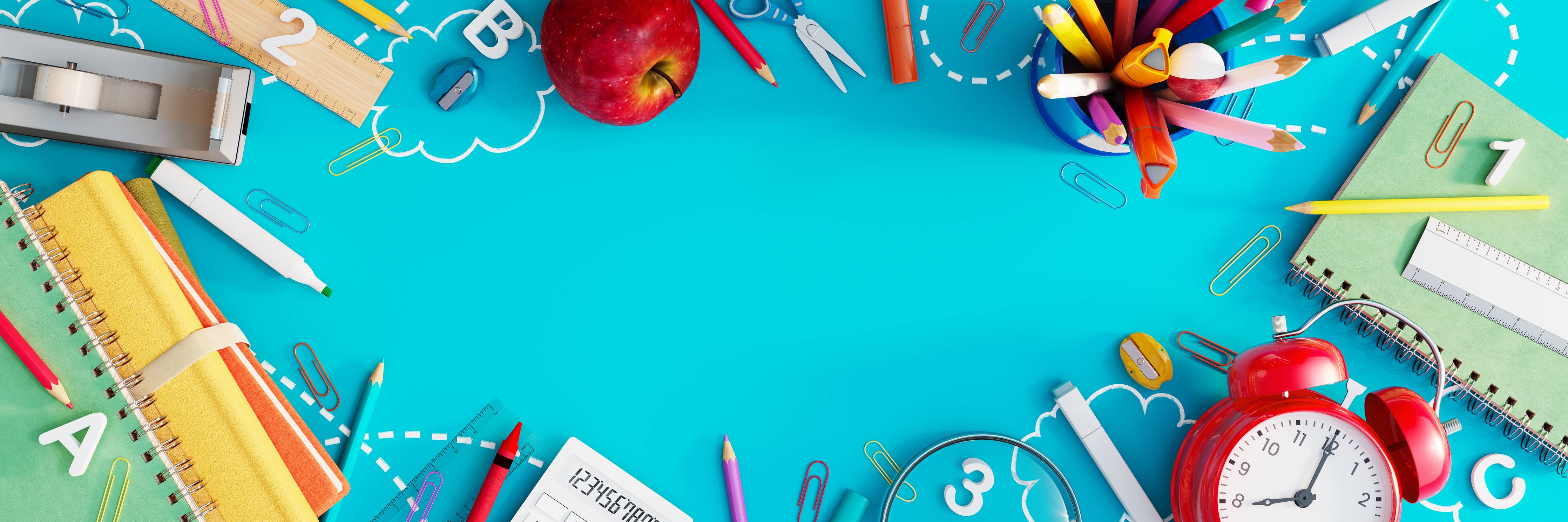 Wandverkleidung Flur-Buntes Schulmaterial auf Türkis