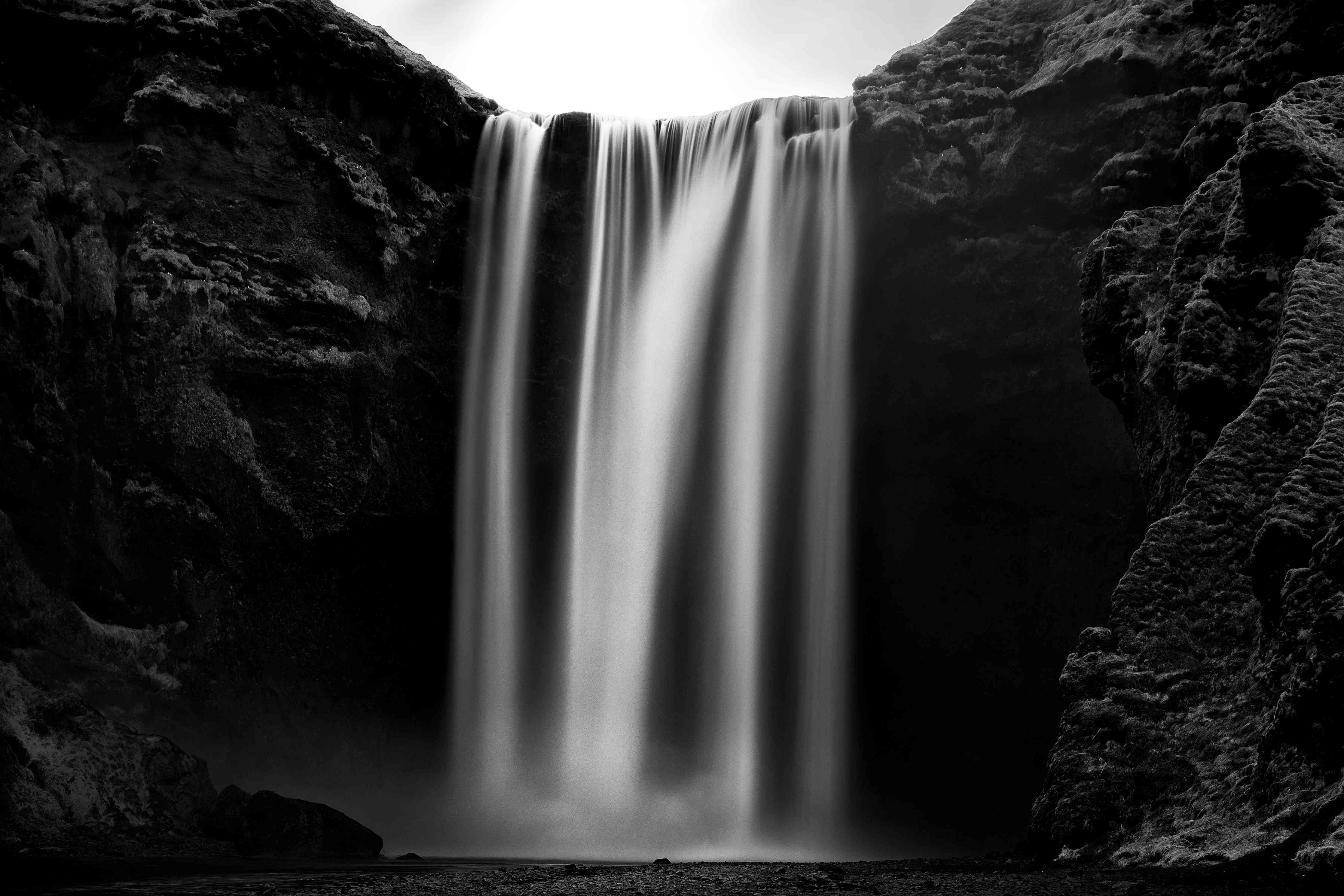 Wandverkleidung Flur-Dauerhafte Schönheit eines Wasserfalls in Schwarz-Weiß