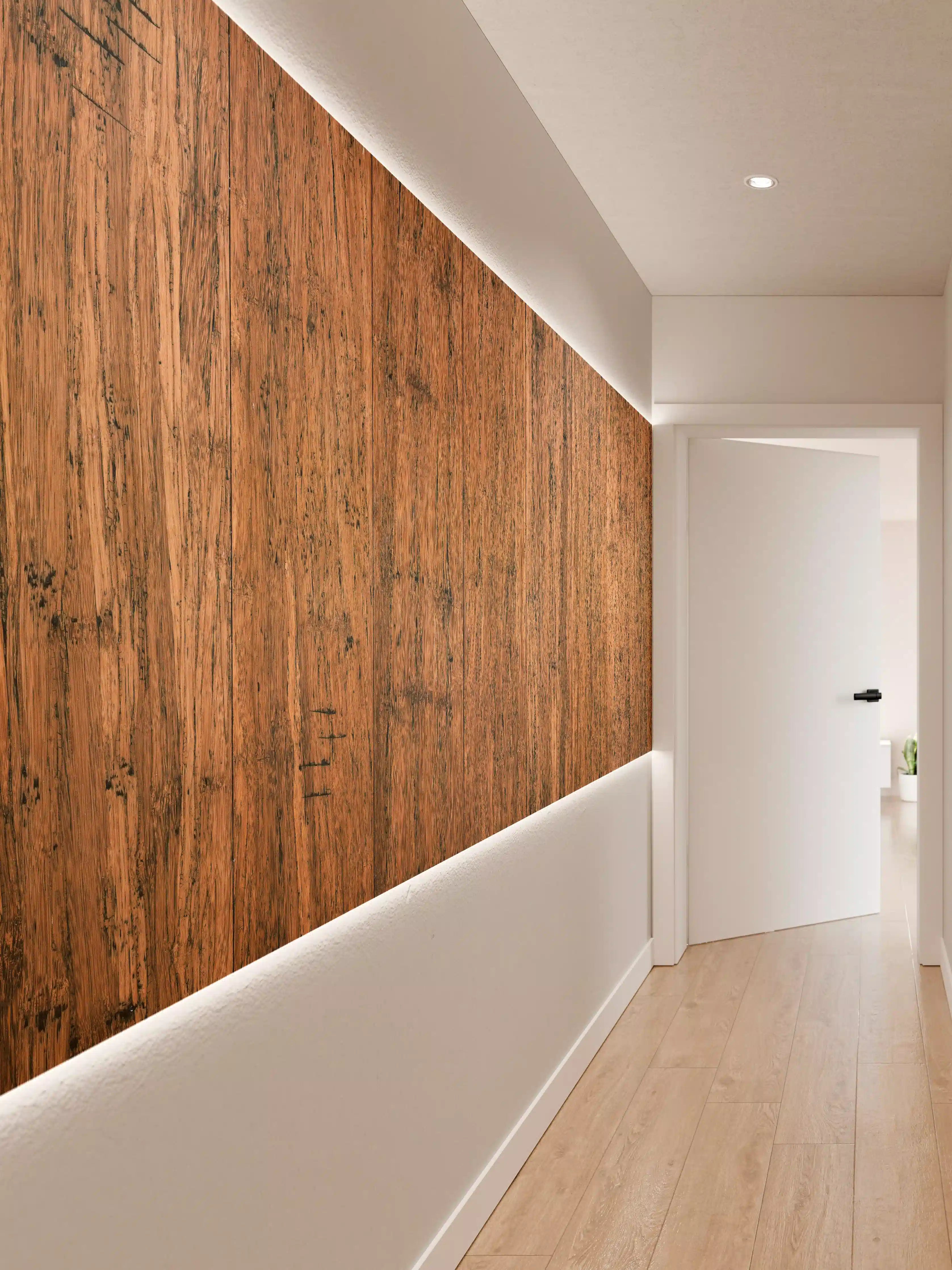 Wandverkleidung Flur - Dunkelbraunes rustikales Holzbrett