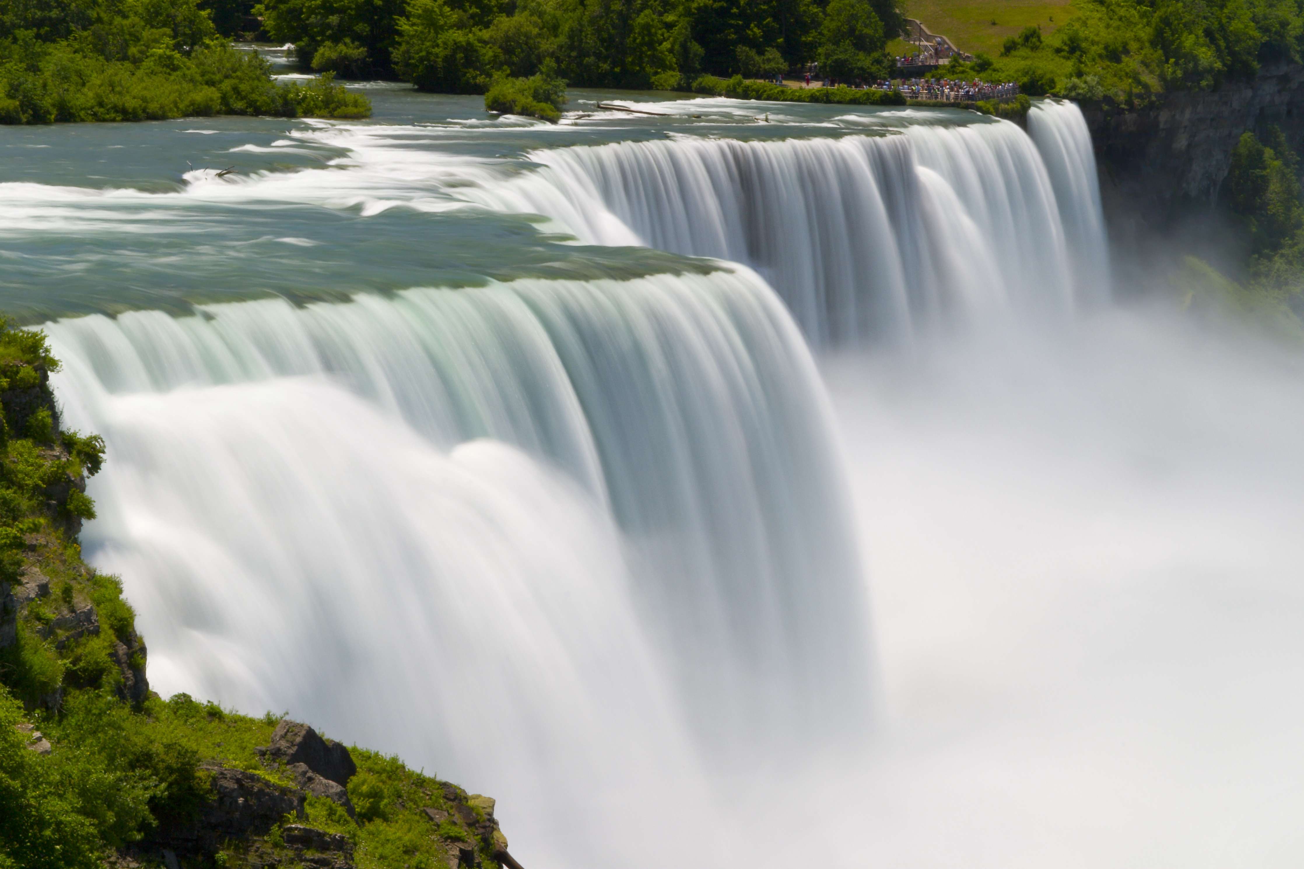 Wandverkleidung Flur-Edelgrauer Wasserfall im grünen Grün