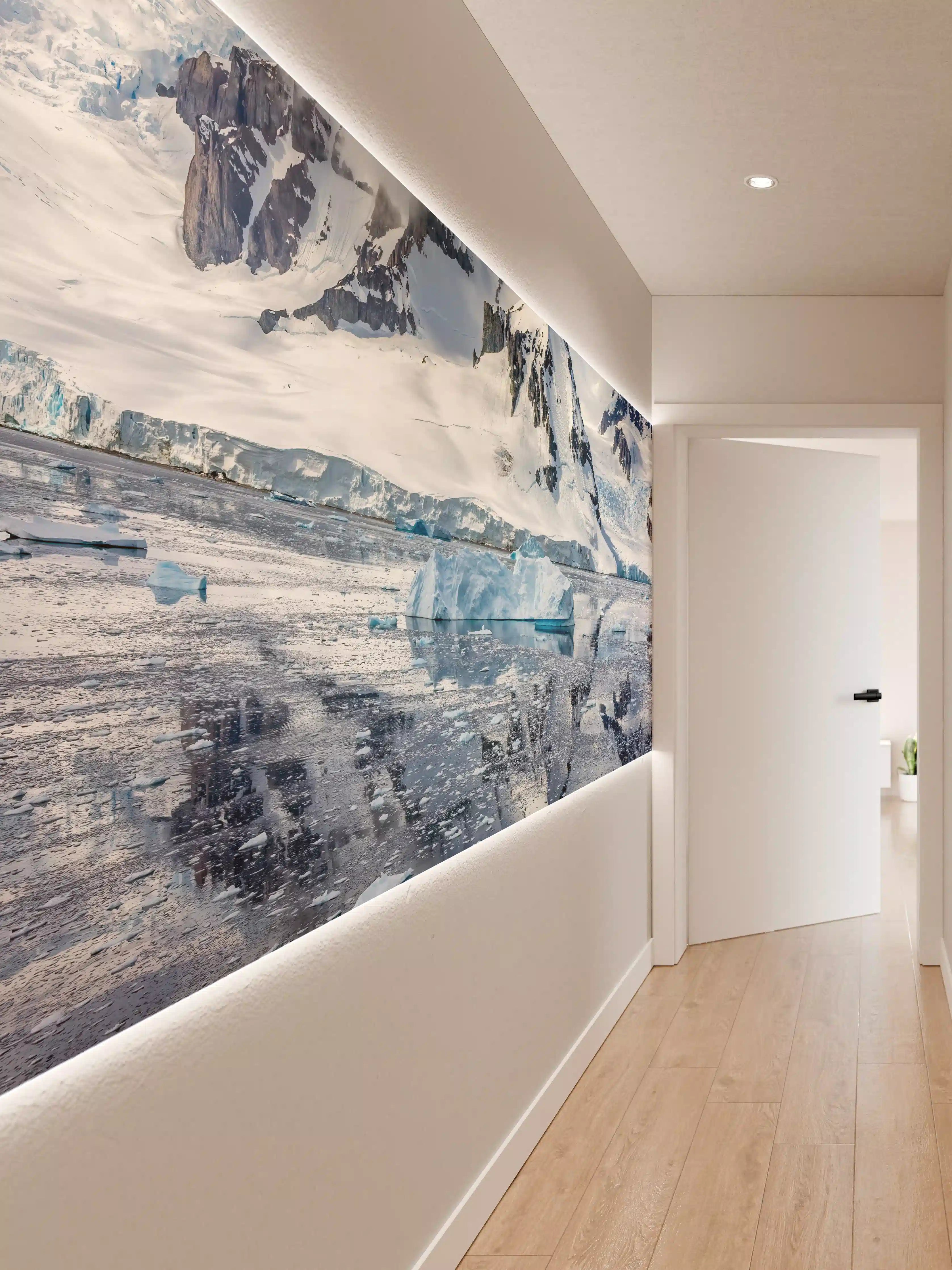 Wandverkleidung Flur - Eisige Polar-Landschaft mit Berggipfeln