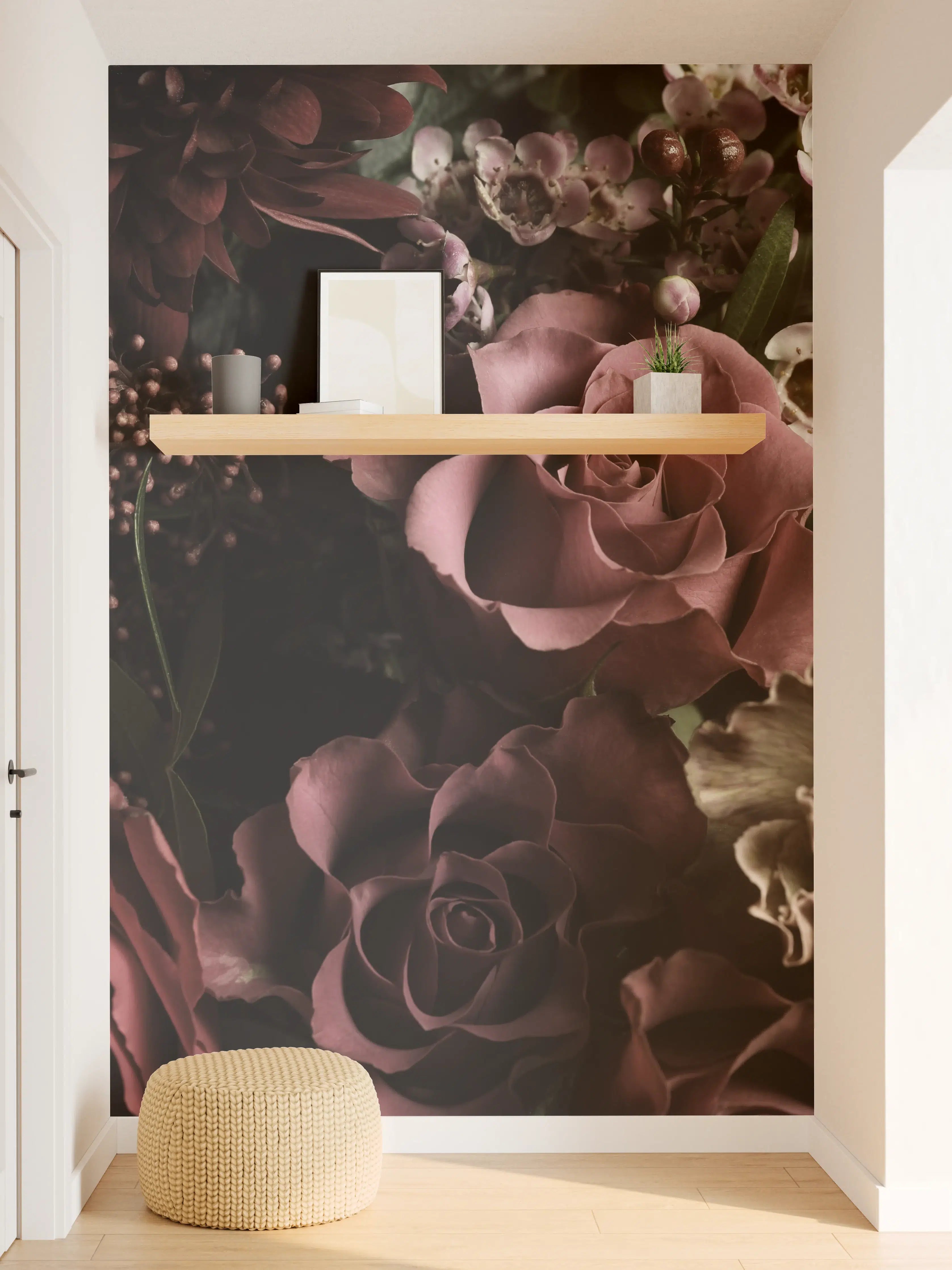 Wandverkleidung Flur - Elegante Blumenkomposition in dunkler Atmosphäre