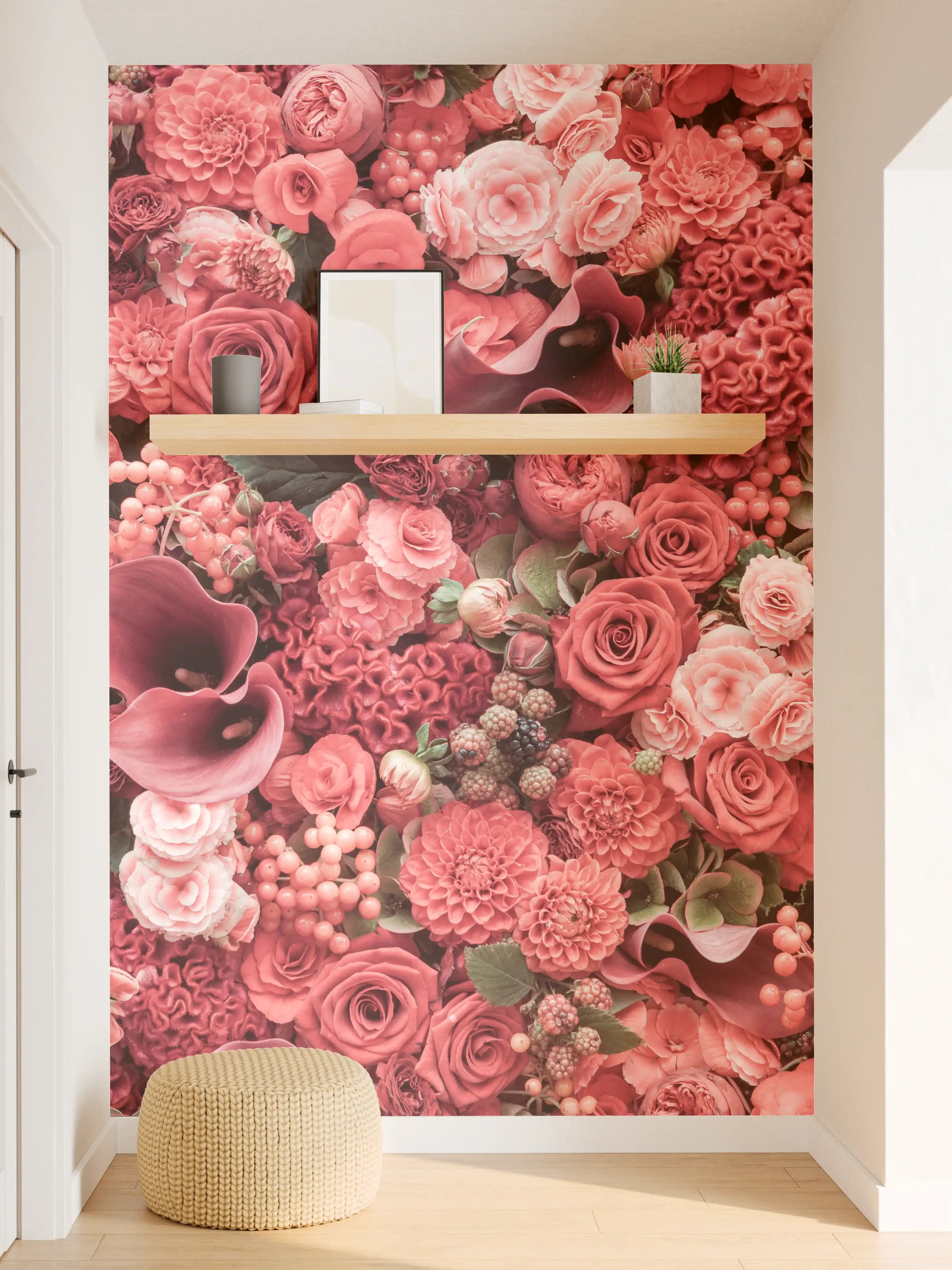 Wandverkleidung Flur - Elegantes Blumenbouquet in Rot-Tönen