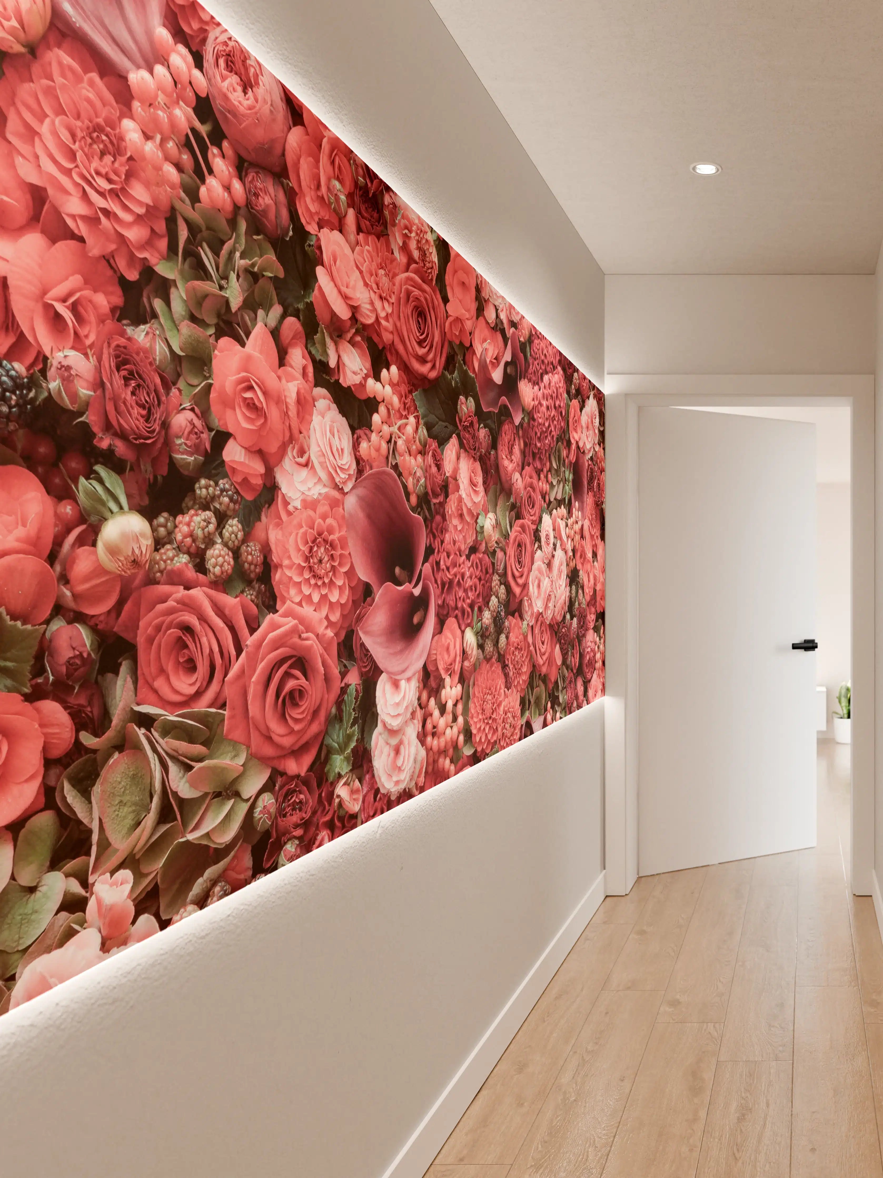 Wandverkleidung Flur - Elegantes Blumenbouquet in Rot-Tönen