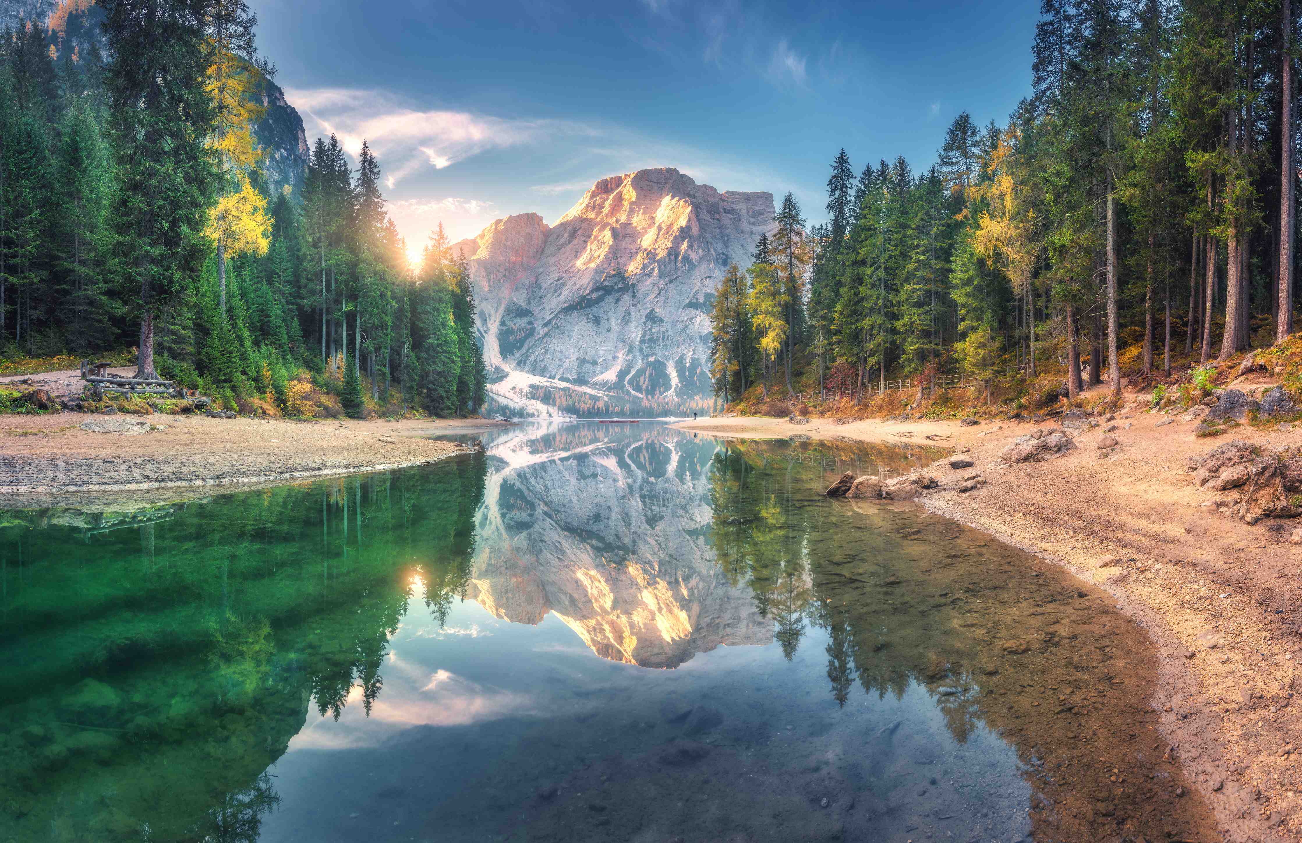 Wandverkleidung Flur-Erstaunlicher Pragser Wildsee bei Sonnenaufgang
