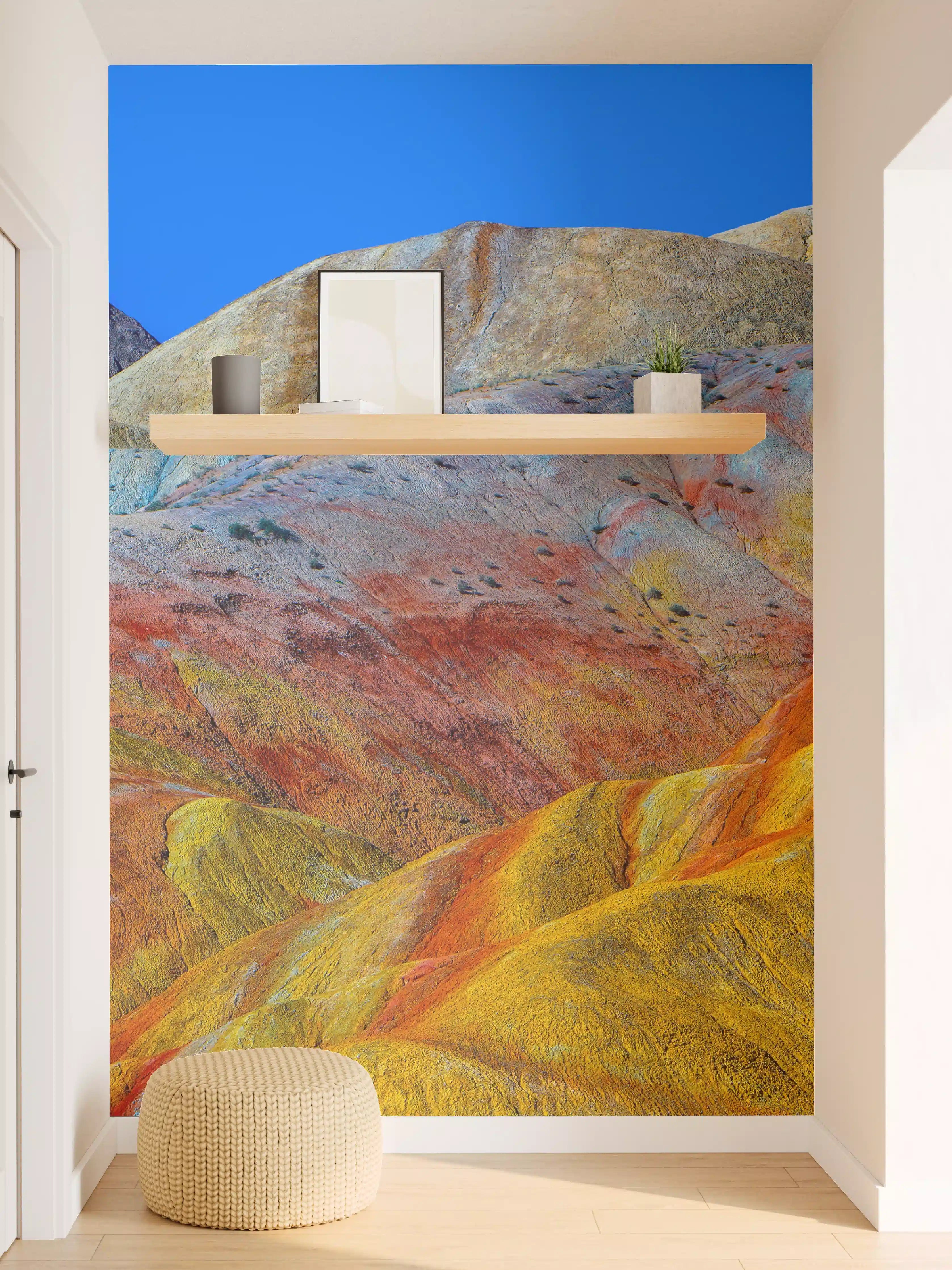 Wandverkleidung Flur - Farbenfrohe Berglandschaft im Kaleidoskop-Stil