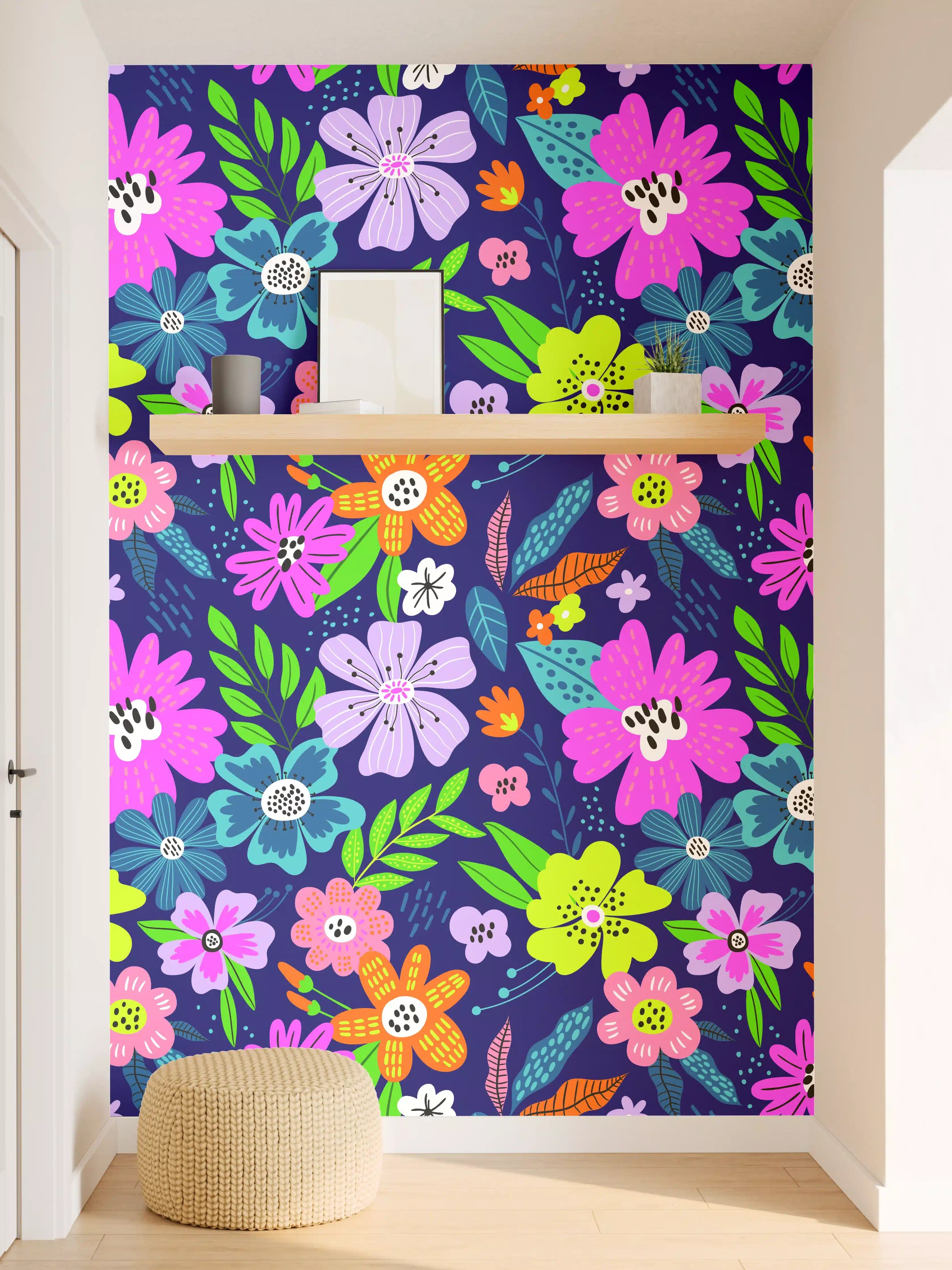 Wandverkleidung Flur - Farbenfrohes Blumendesign mit kontrastreichem Hintergrund