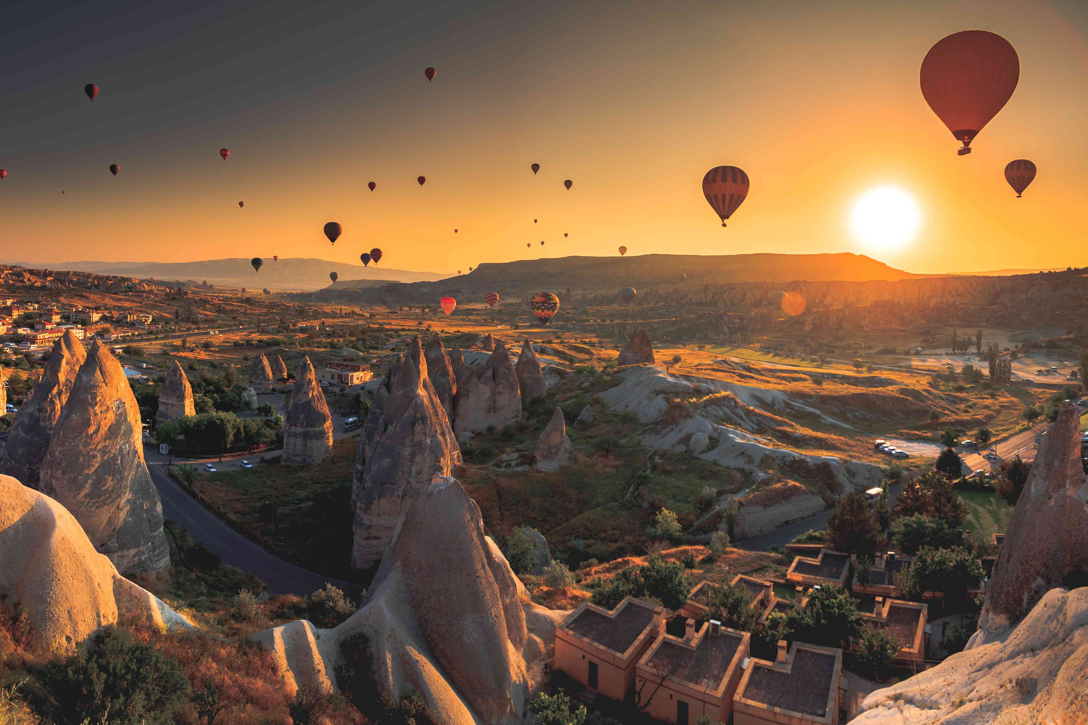 Wandverkleidung Flur-Faszinender Sonnenaufgang mit Heißluftballons in Cappadocia