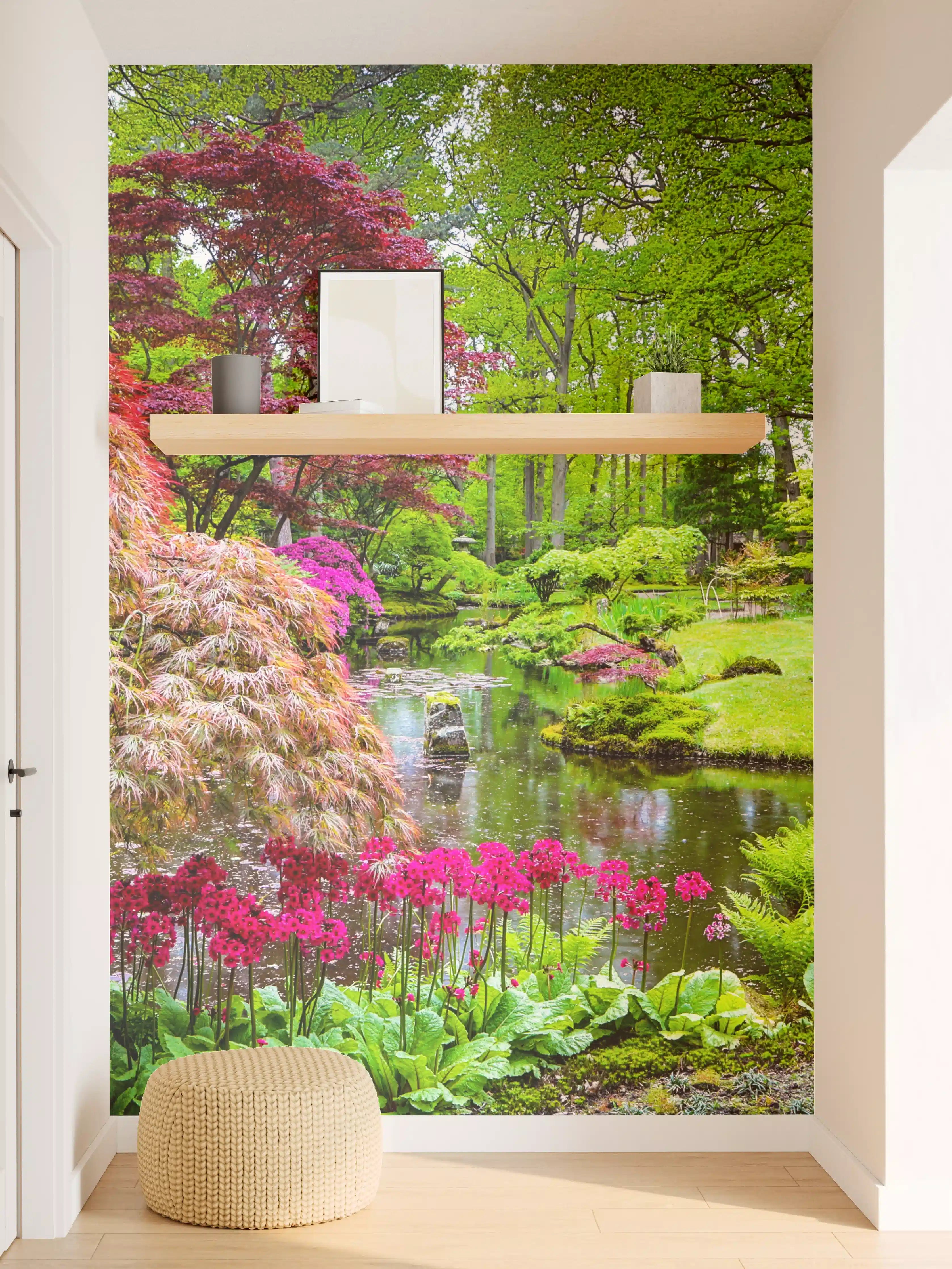 Wandverkleidung Flur - Faszinierender Garten im Frühling mit bunten Blüten und ruhigem Wasser