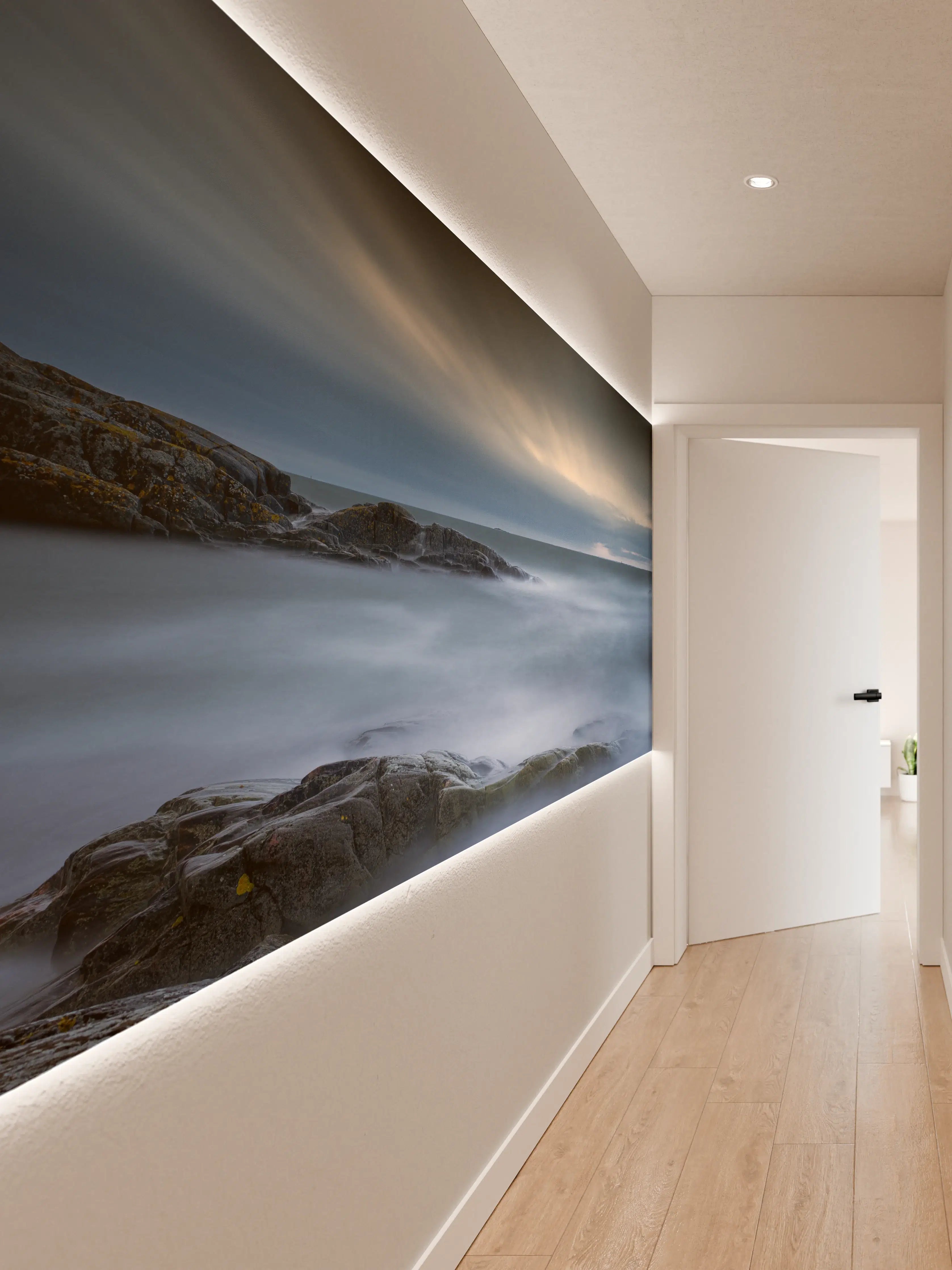 Wandverkleidung Flur - Felsiger & Nebliger Strand auf mit schöner Meer Landschaft