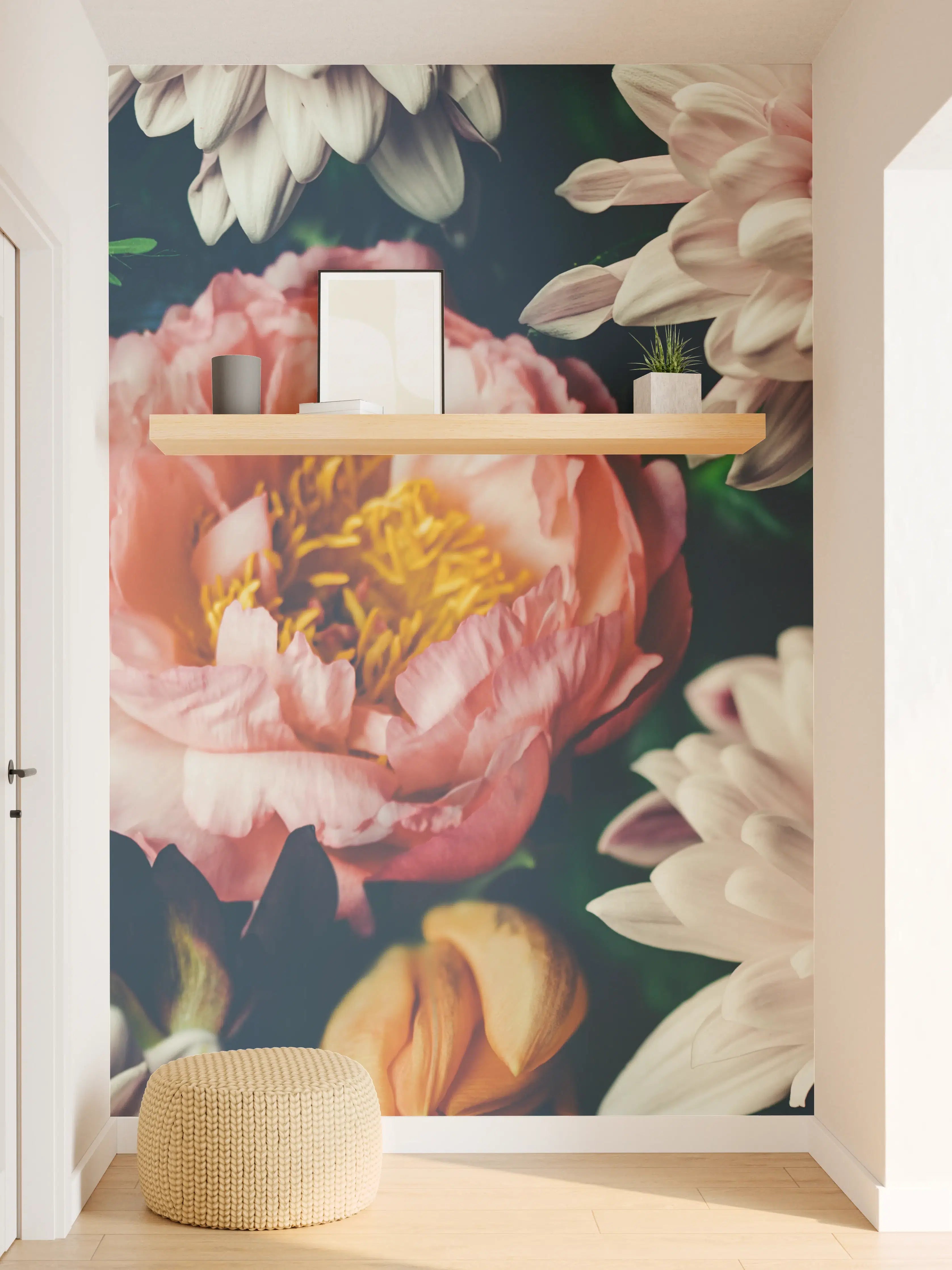 Wandverkleidung Flur - Graue Blüten in dunklem Gewand