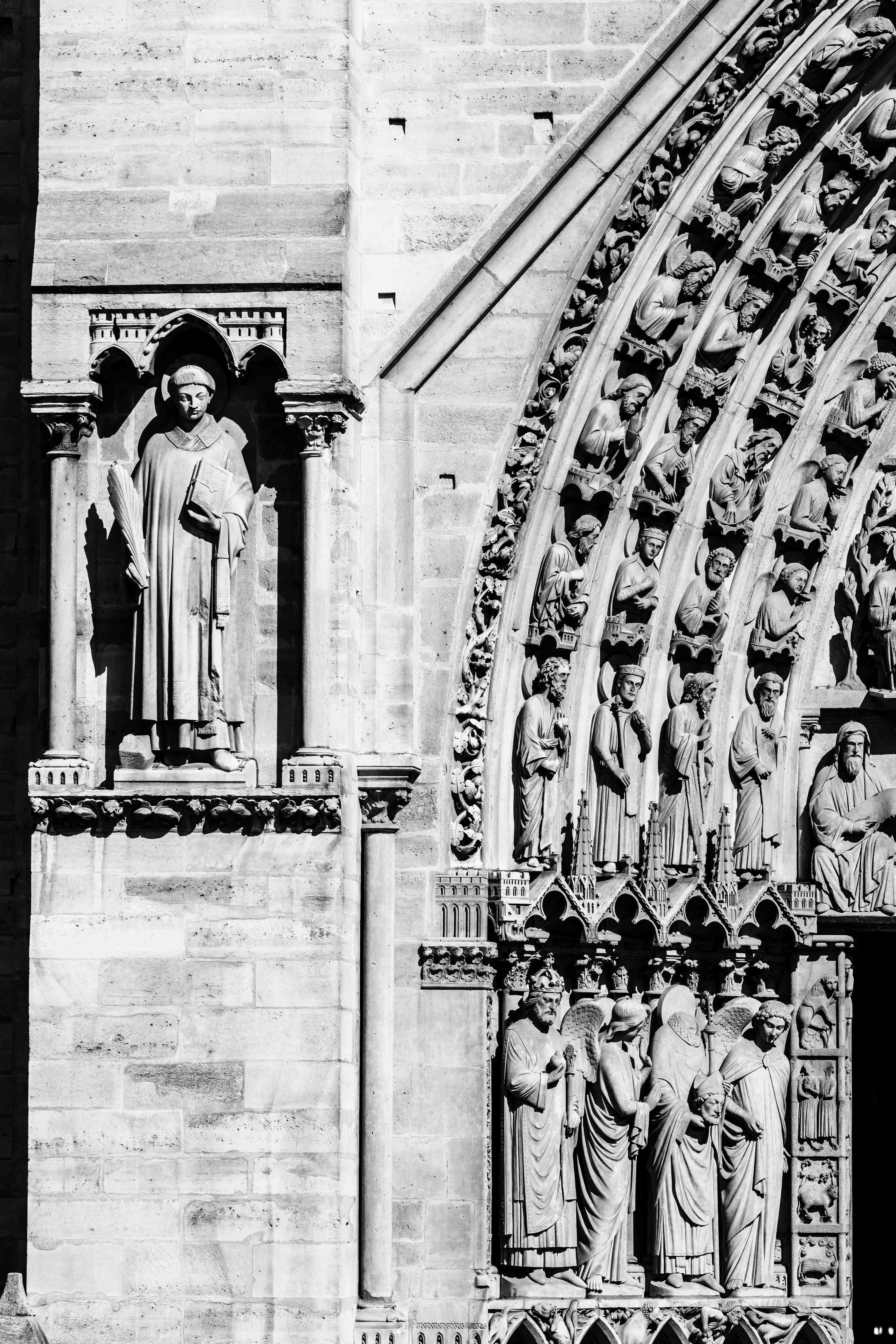 Wandverkleidung Flur-Graue Töne in sakraler Architektur