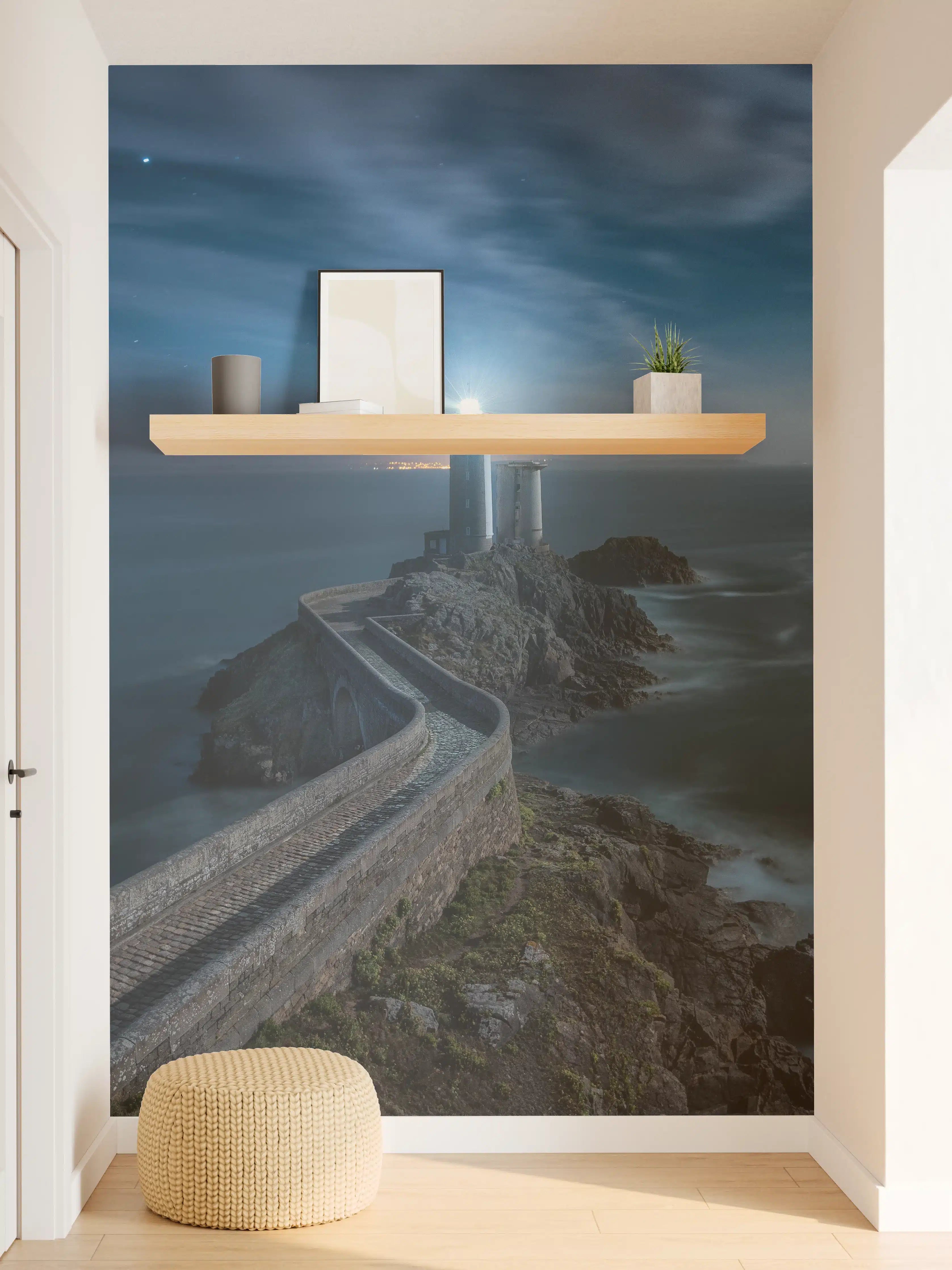 Wandverkleidung Flur - Grauer Leuchtturm im nächtlichen Meer