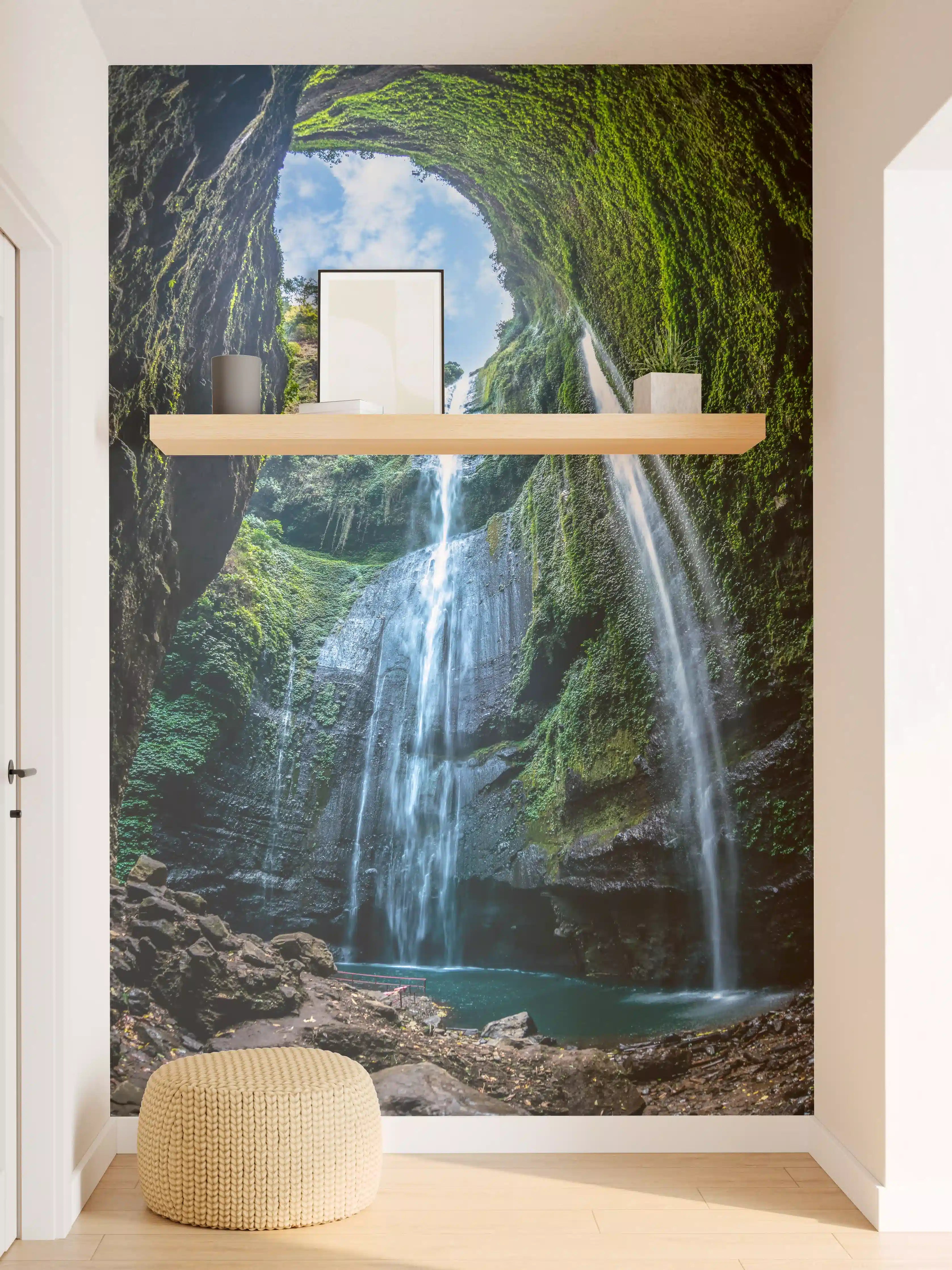 Wandverkleidung Flur - Grauer Wasserfall im smaragdgrünen Grün