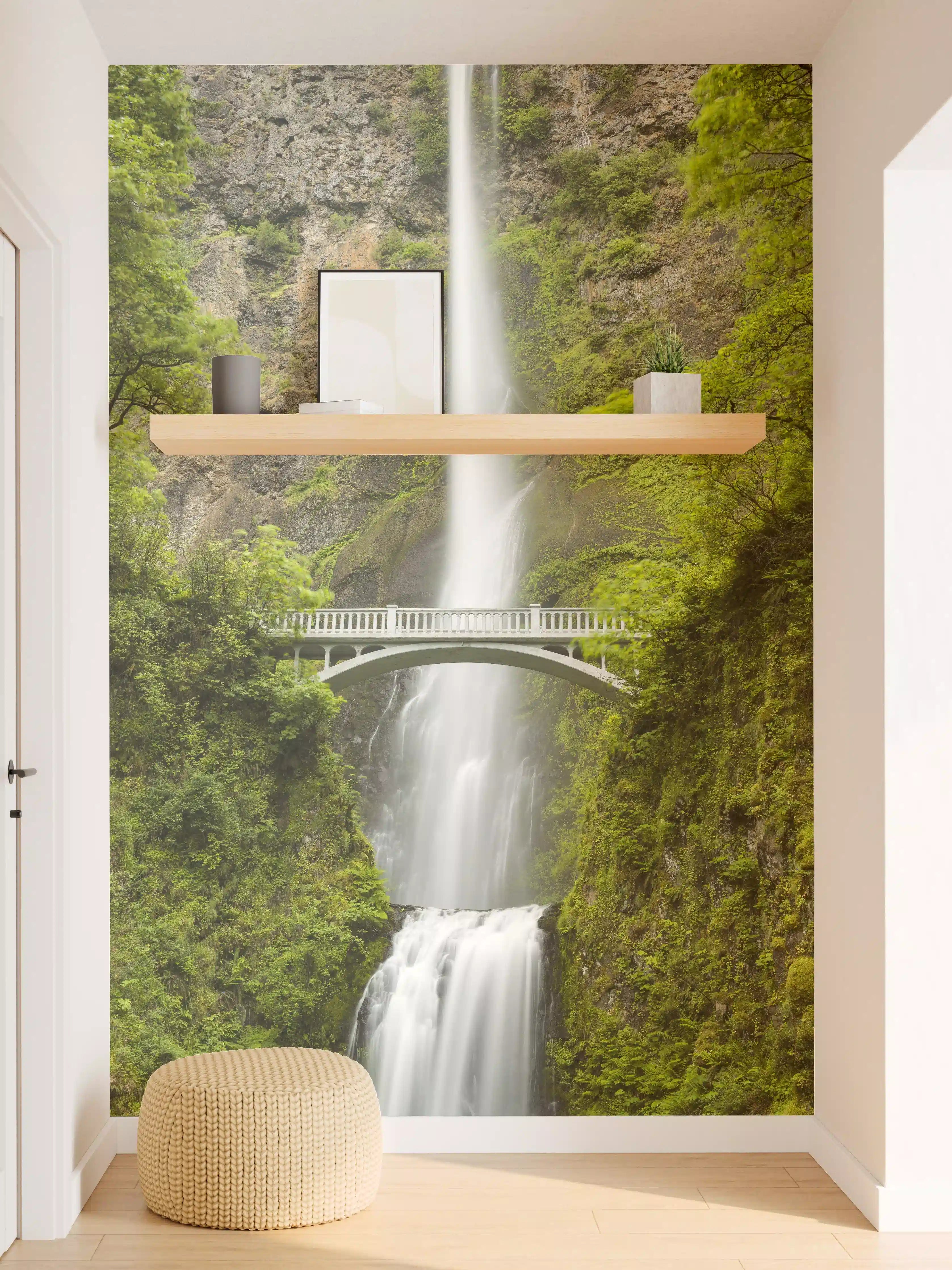 Wandverkleidung Flur - Grauer Wasserfall mit Brücke im Nebel