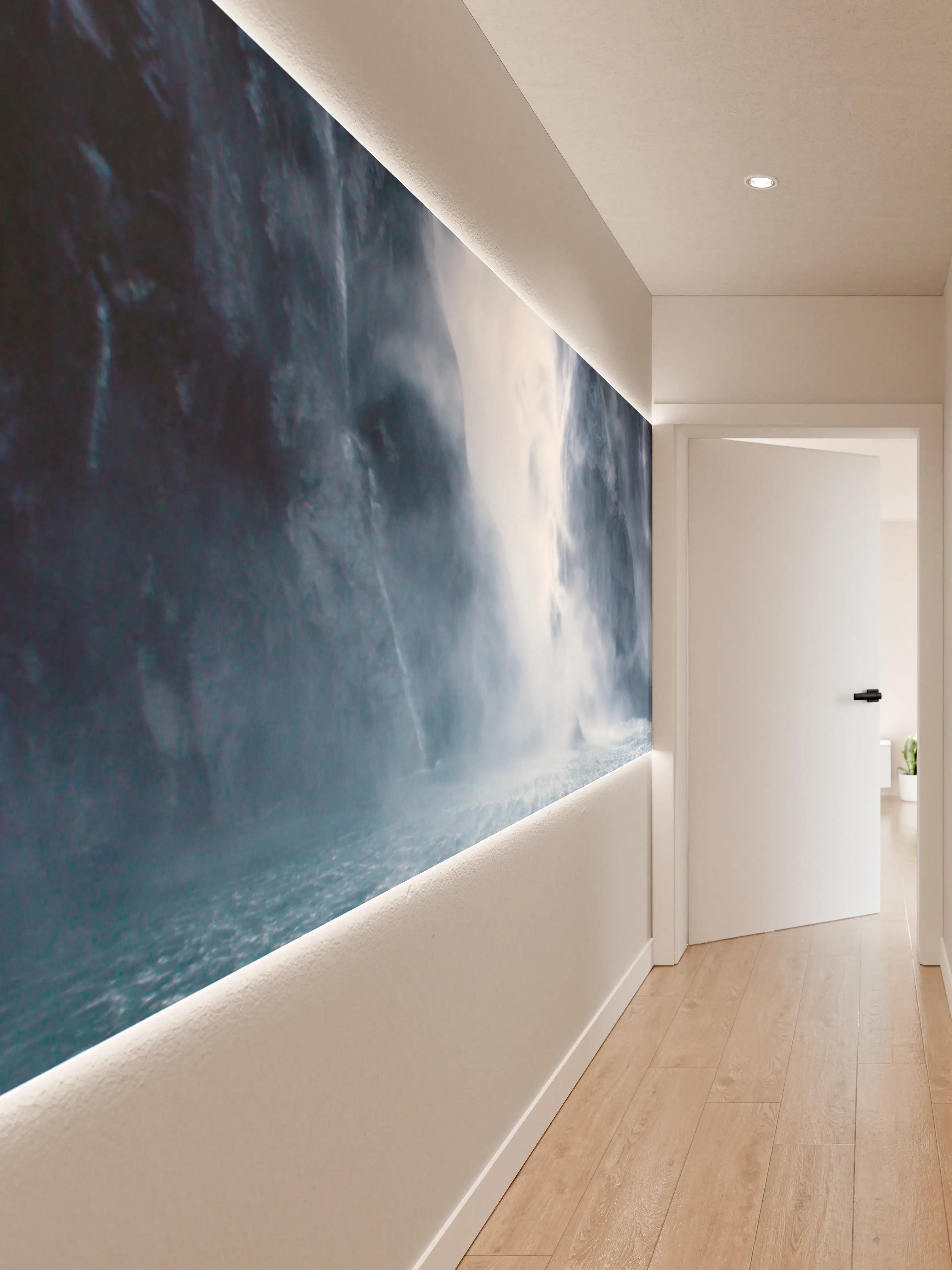 Wandverkleidung Flur - Grauweißer Wasserfall in natürlichem Ambiente