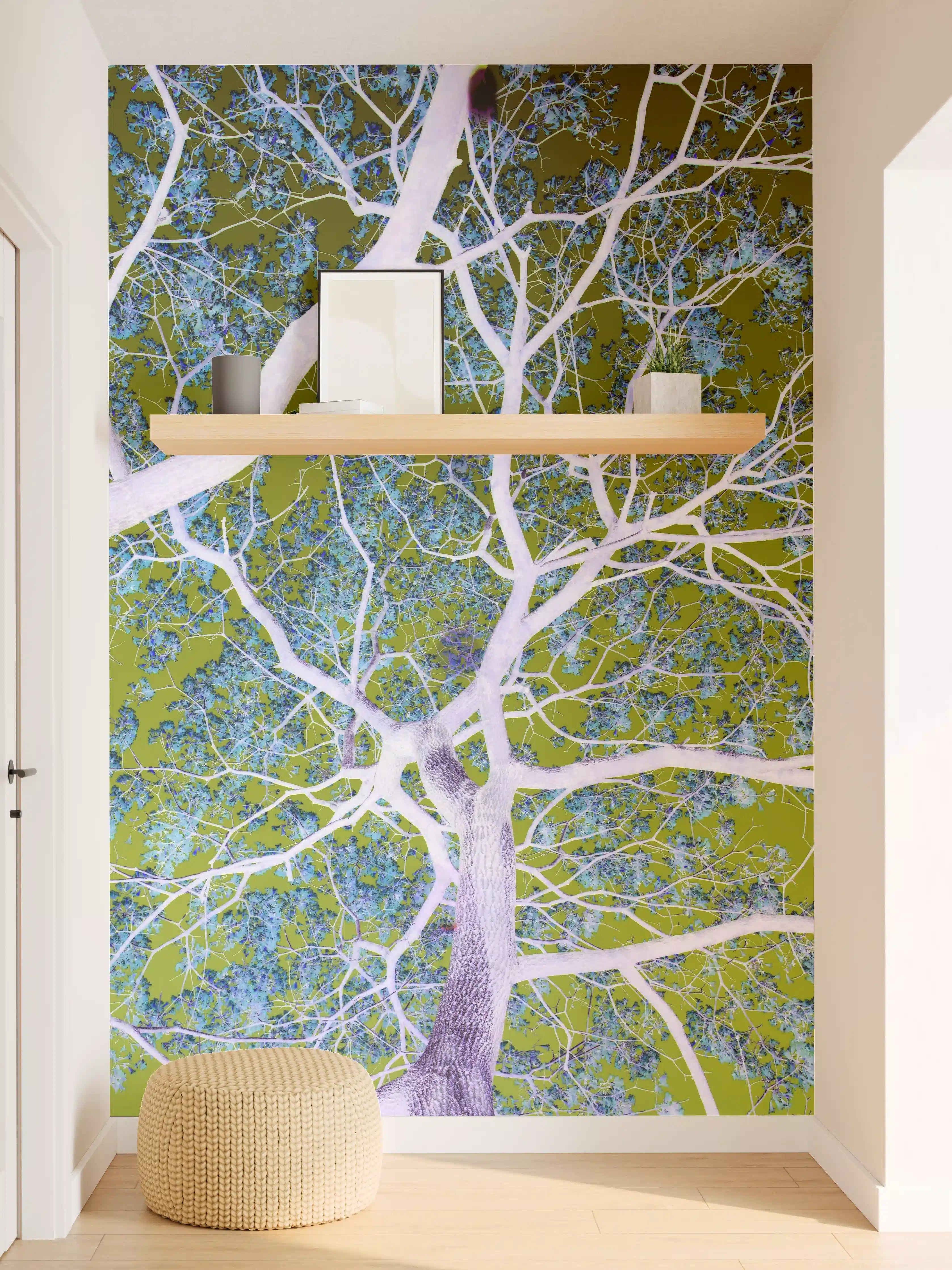 Wandverkleidung Flur - Himmel und Baum in surrealen Farben