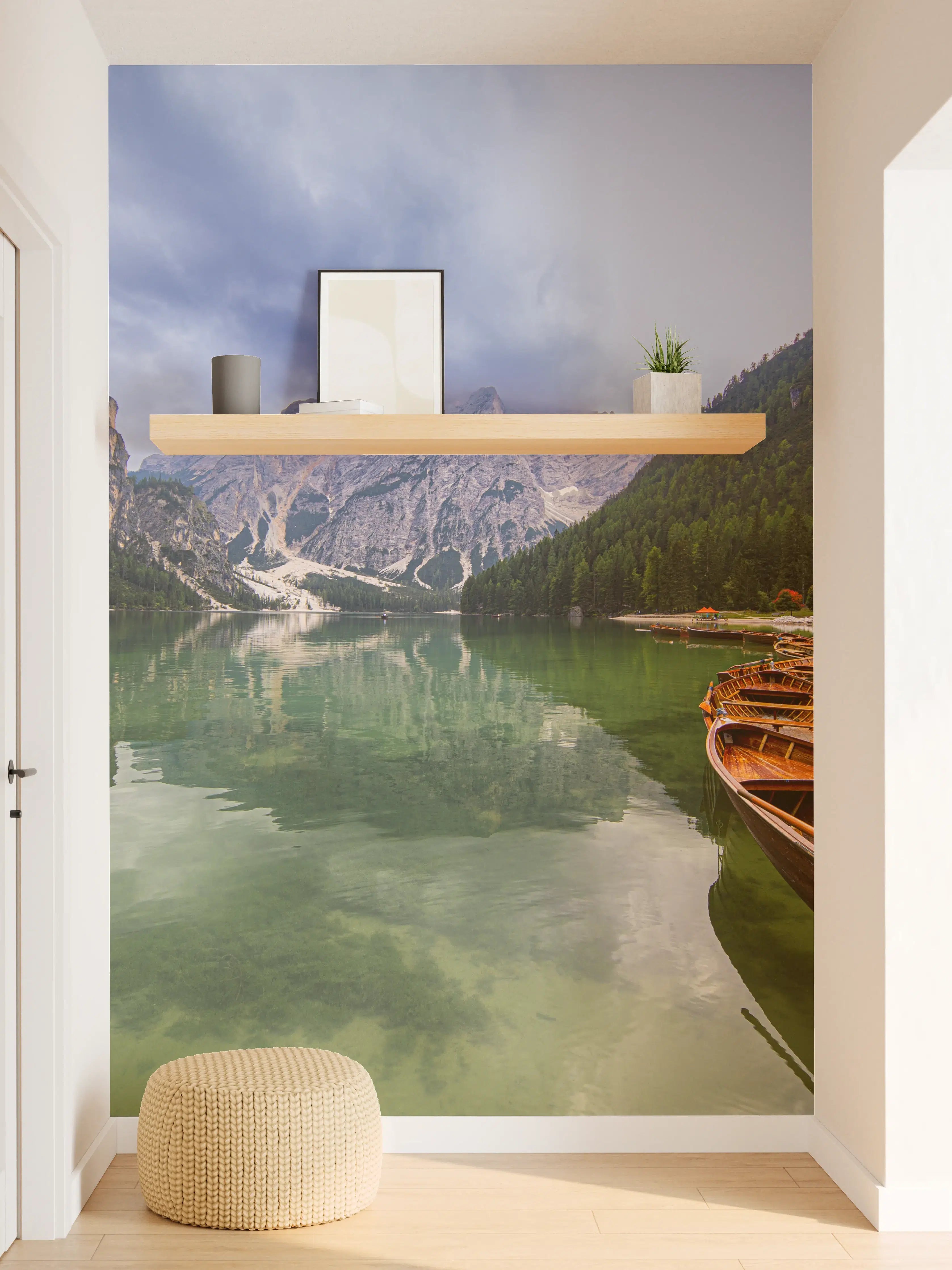 Wandverkleidung Flur - Idyllische Bergsee mit Booten im Naturland