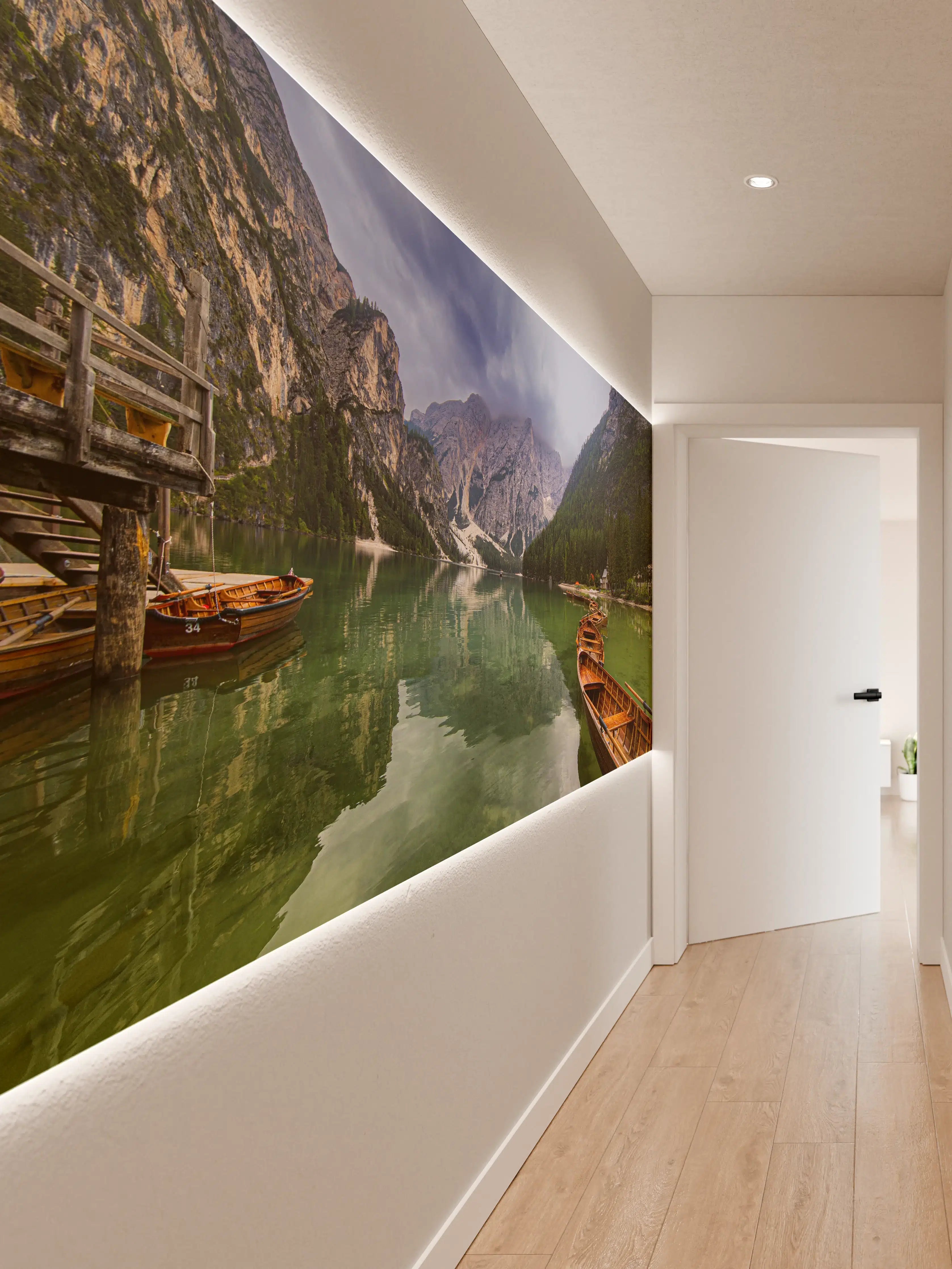 Wandverkleidung Flur - Idyllische Bergsee mit Booten im Naturland