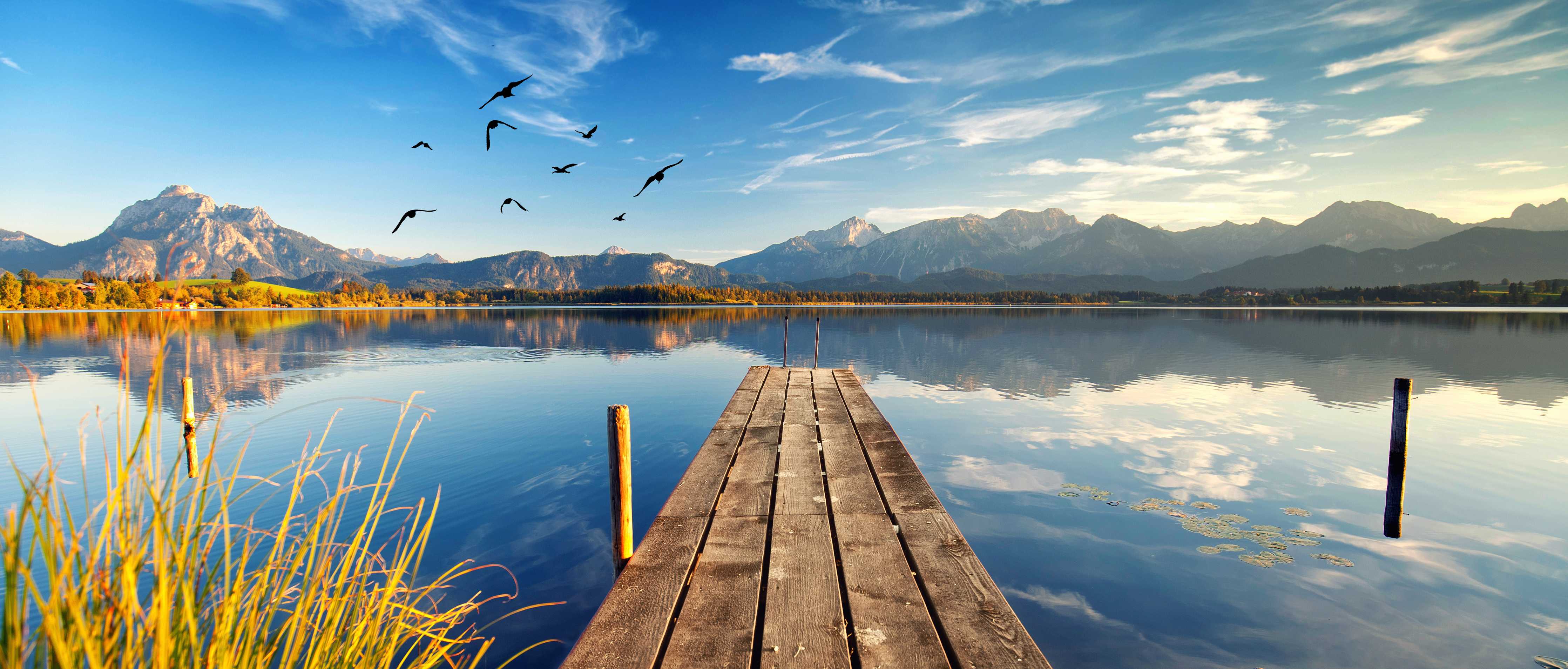 Wandverkleidung Flur-Idyllischer See mit Bergblick bei Sonnenuntergang