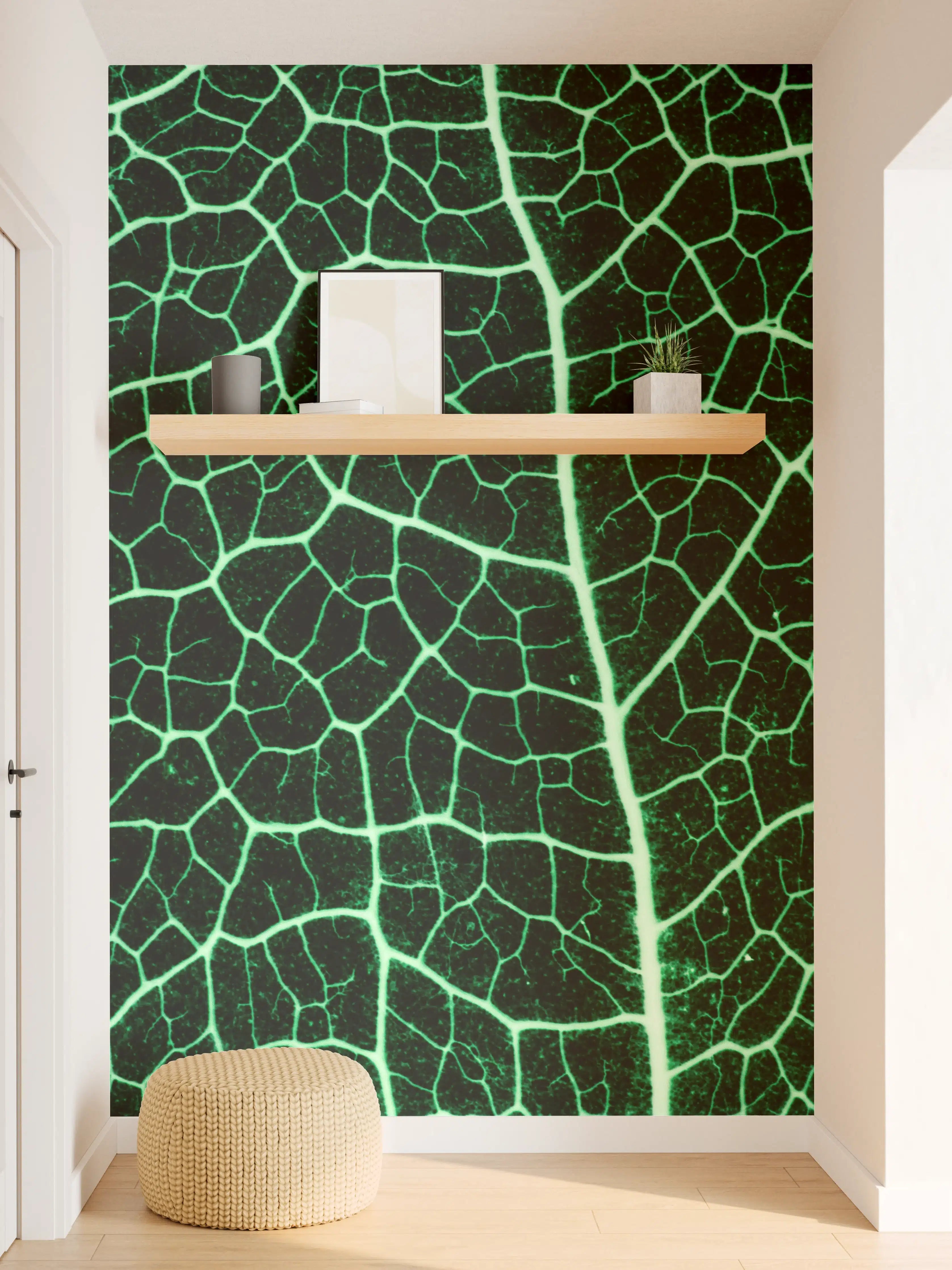Wandverkleidung Flur - Leuchtendes Blatt mit grünen Netzstrukturen