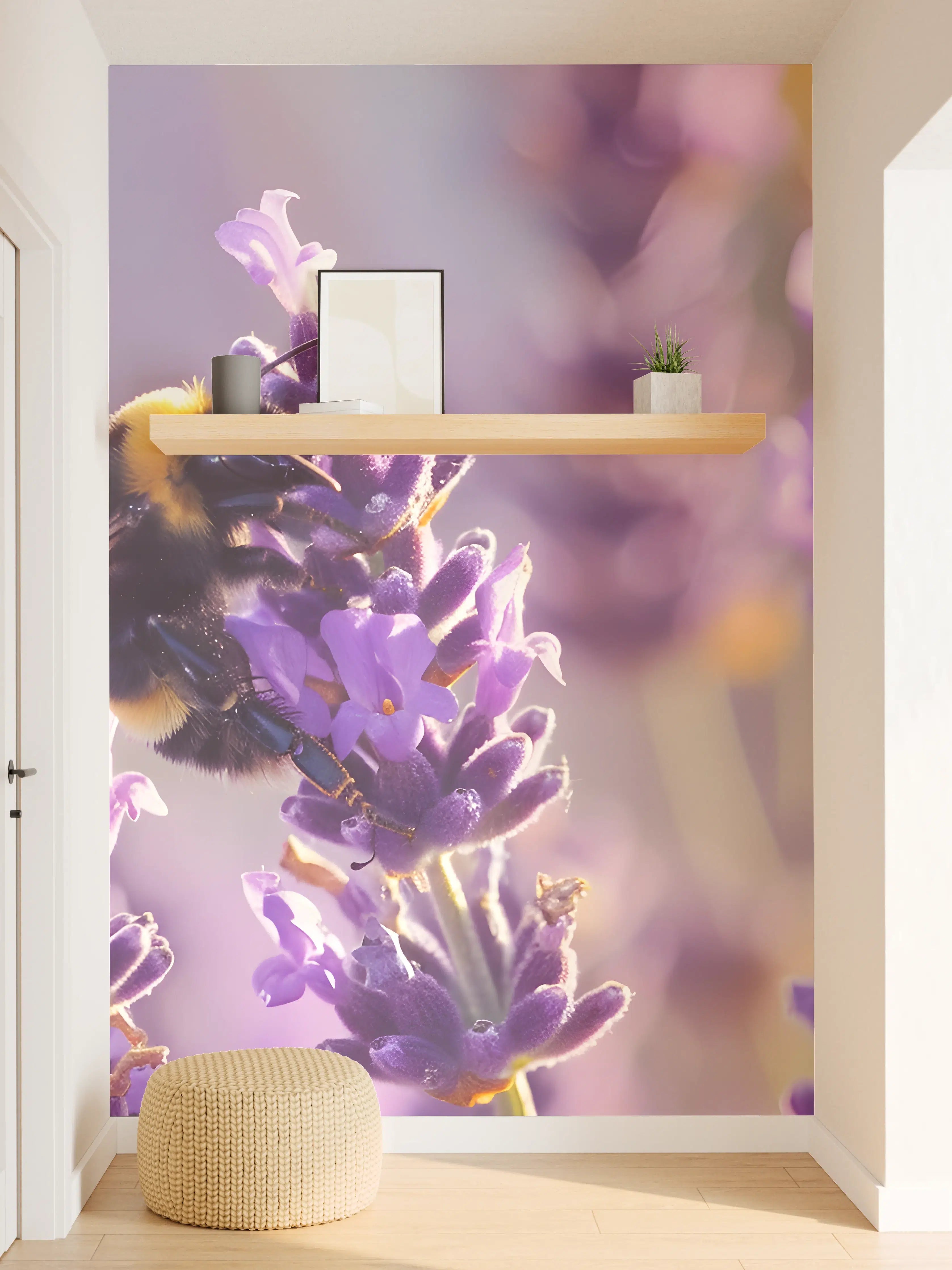 Wandverkleidung Flur - Lila Lavendel mit Hummel