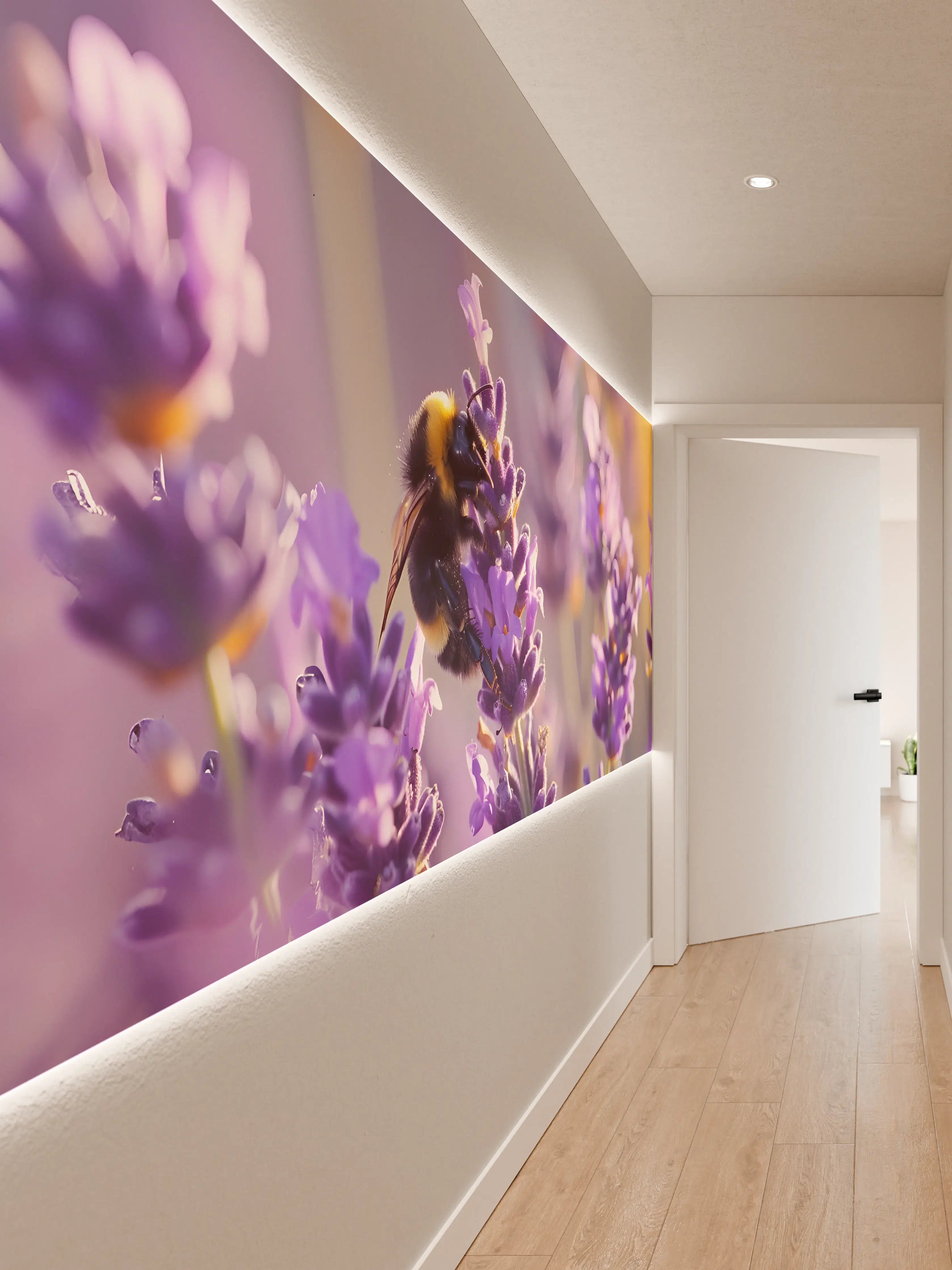 Wandverkleidung Flur - Lila Lavendel mit Hummel