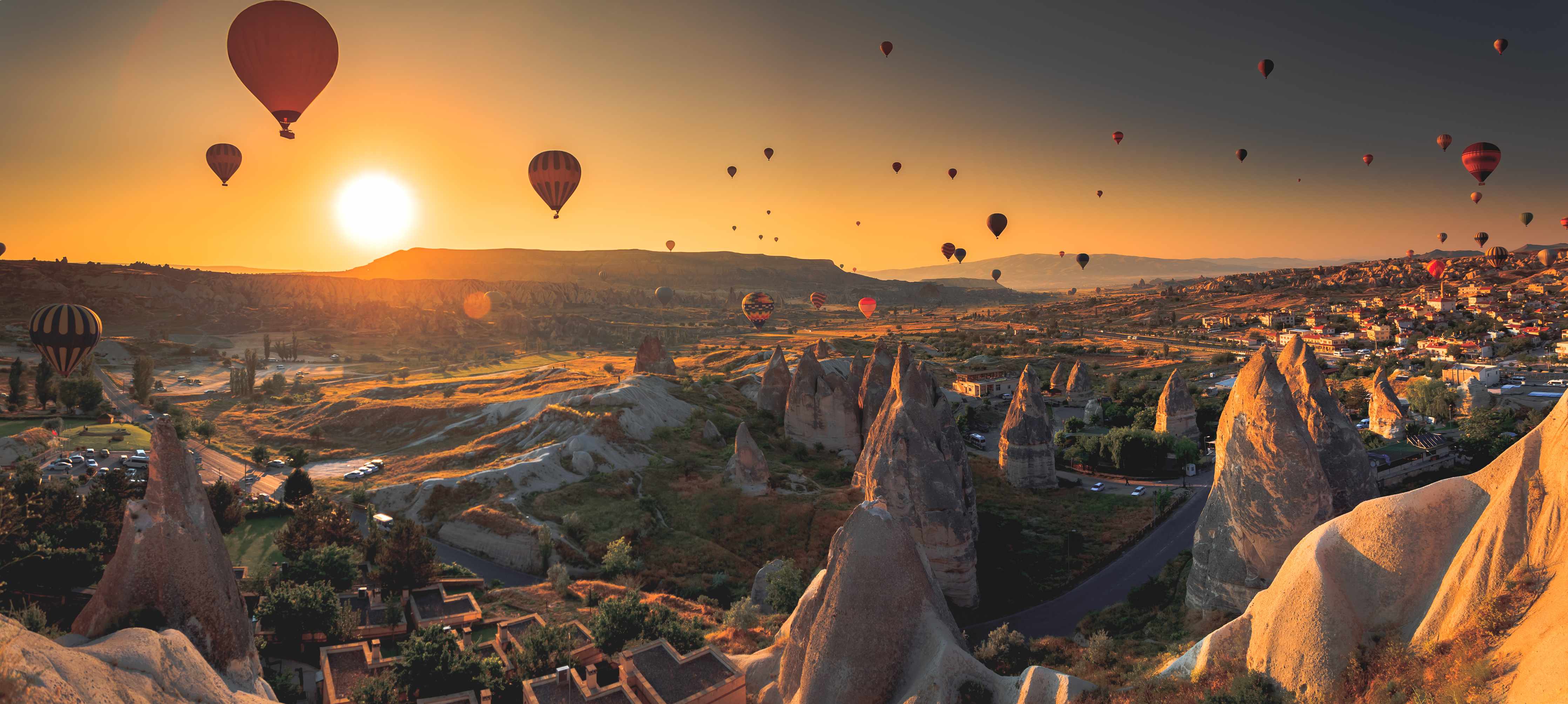 Wandverkleidung Flur-Luftballons über faszinierender Landschaft bei Sonnenuntergang