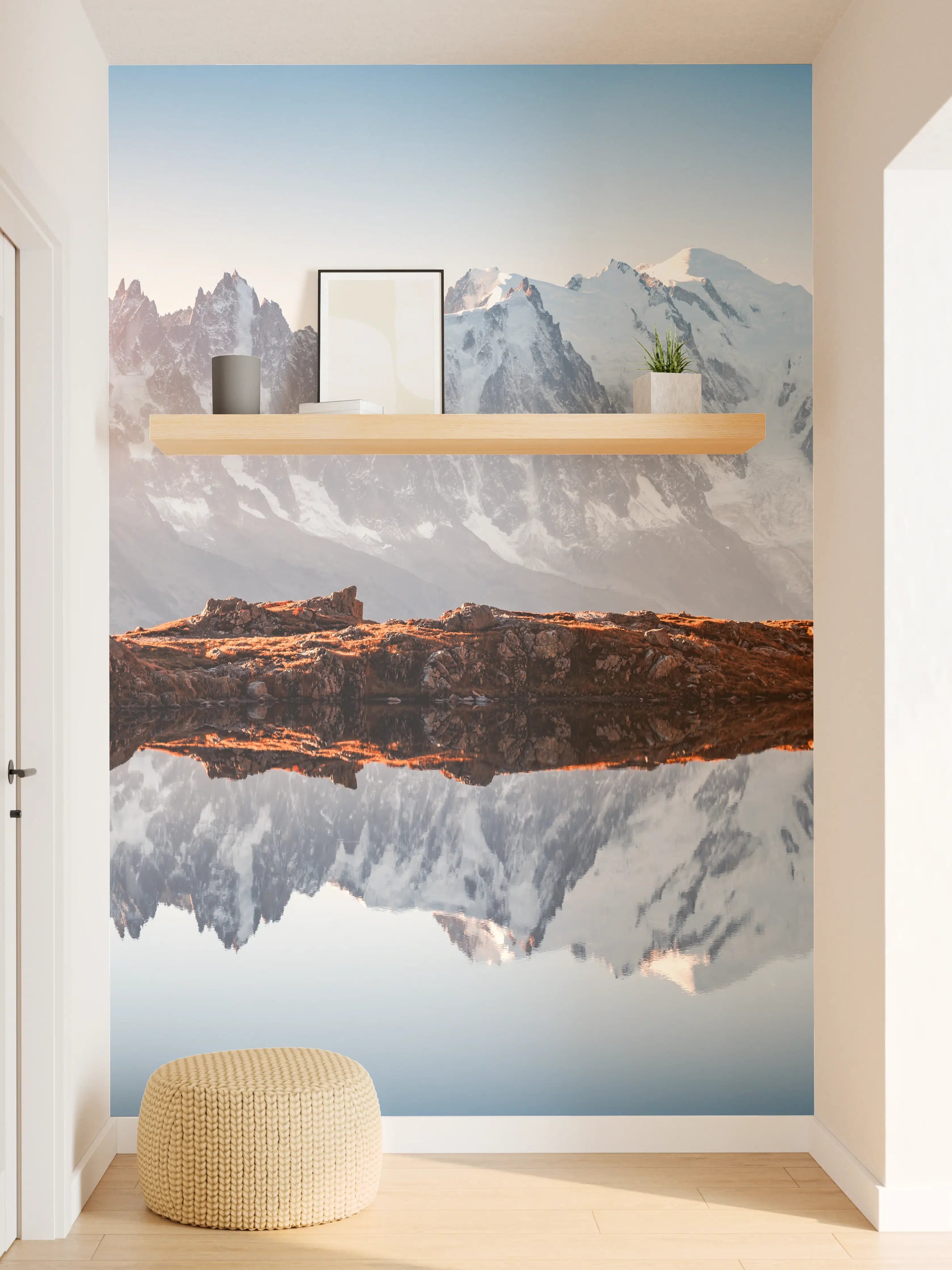 Wandverkleidung Flur - Majestätische Bergkulisse mit Spiegelung