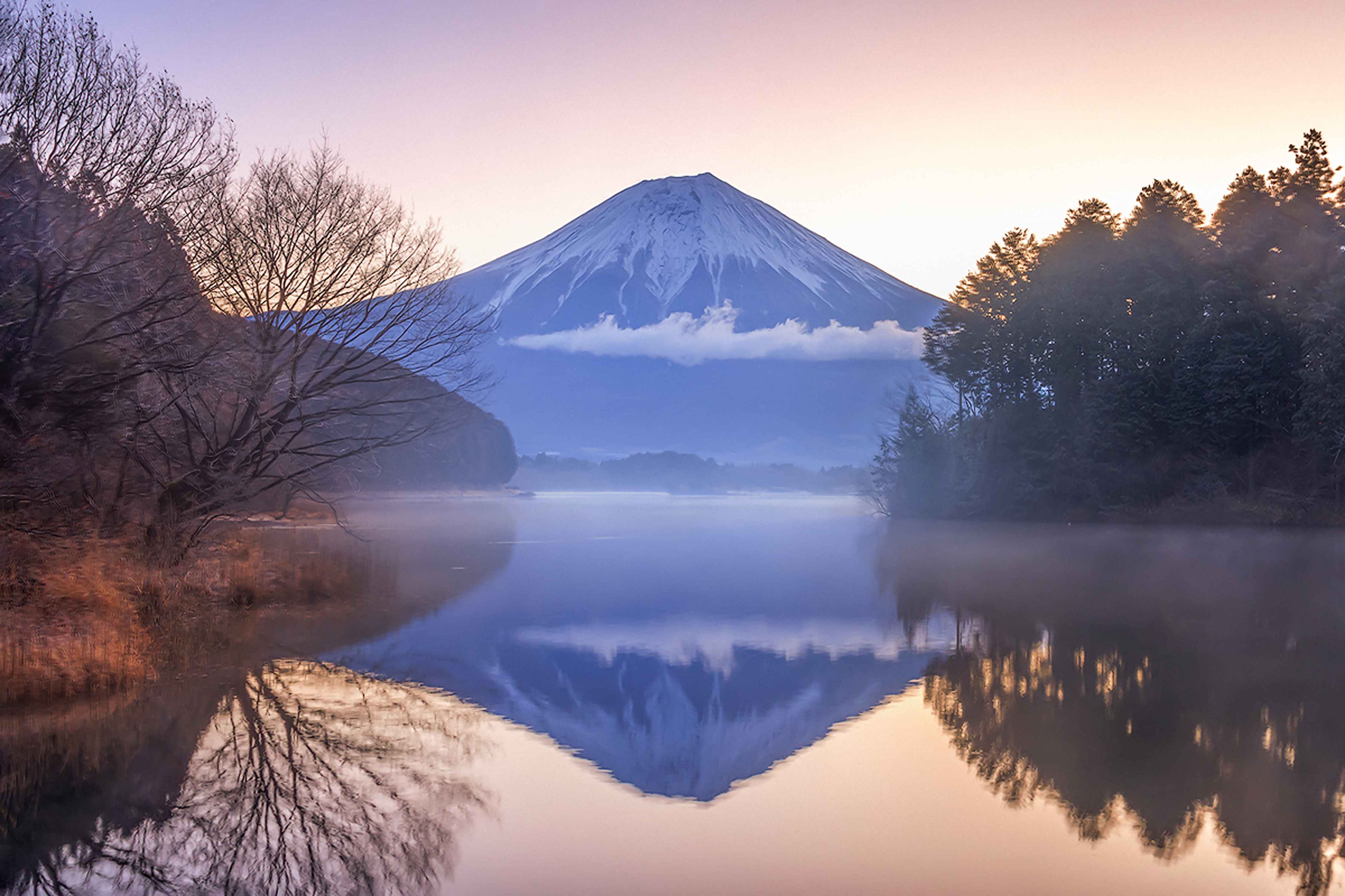 Wandverkleidung Flur-Majestätischer Blick auf den Mount Fuji im Morgenlicht