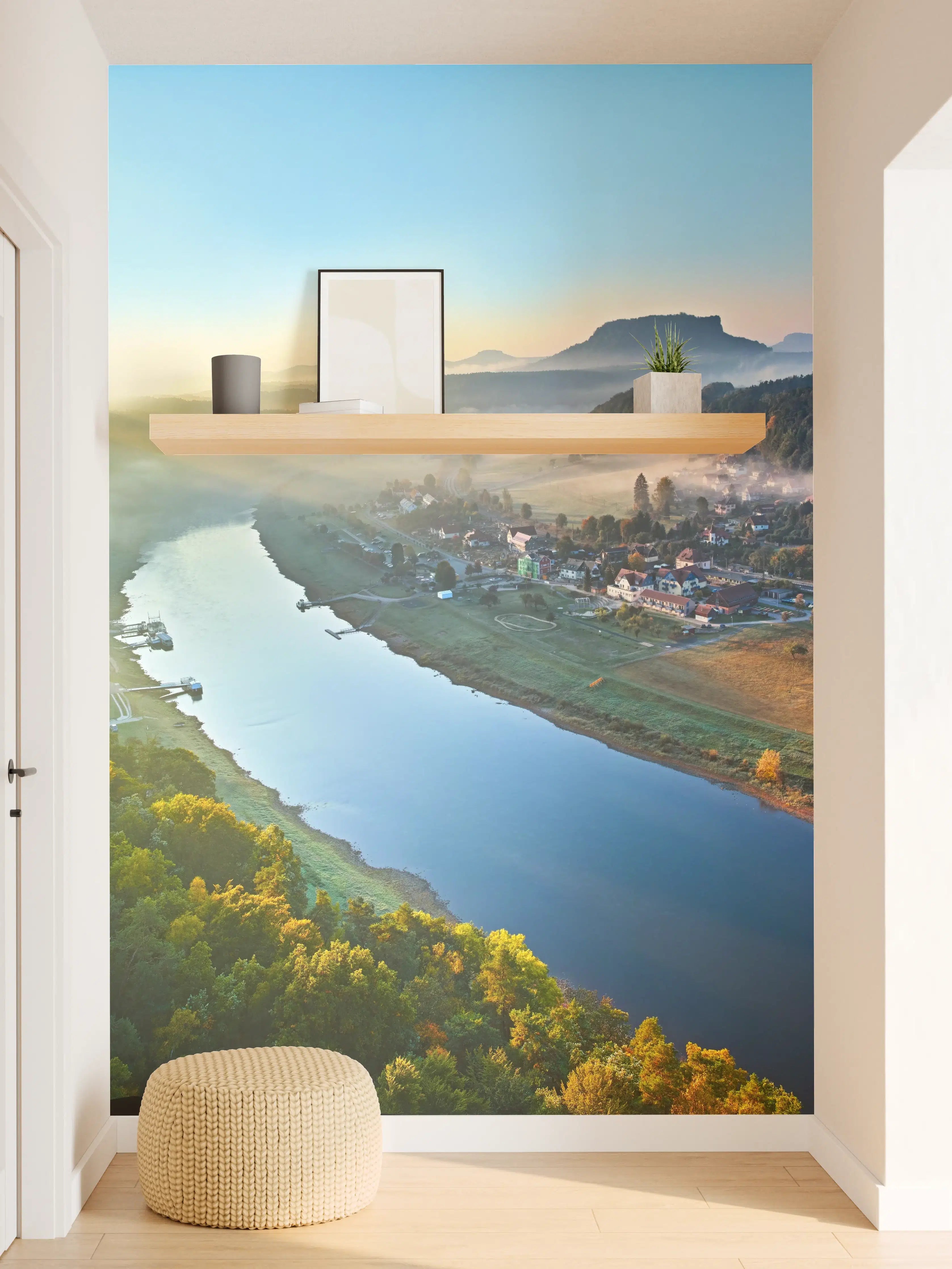 Wandverkleidung Flur - Majestätischer Fluss inmitten grüner Natur