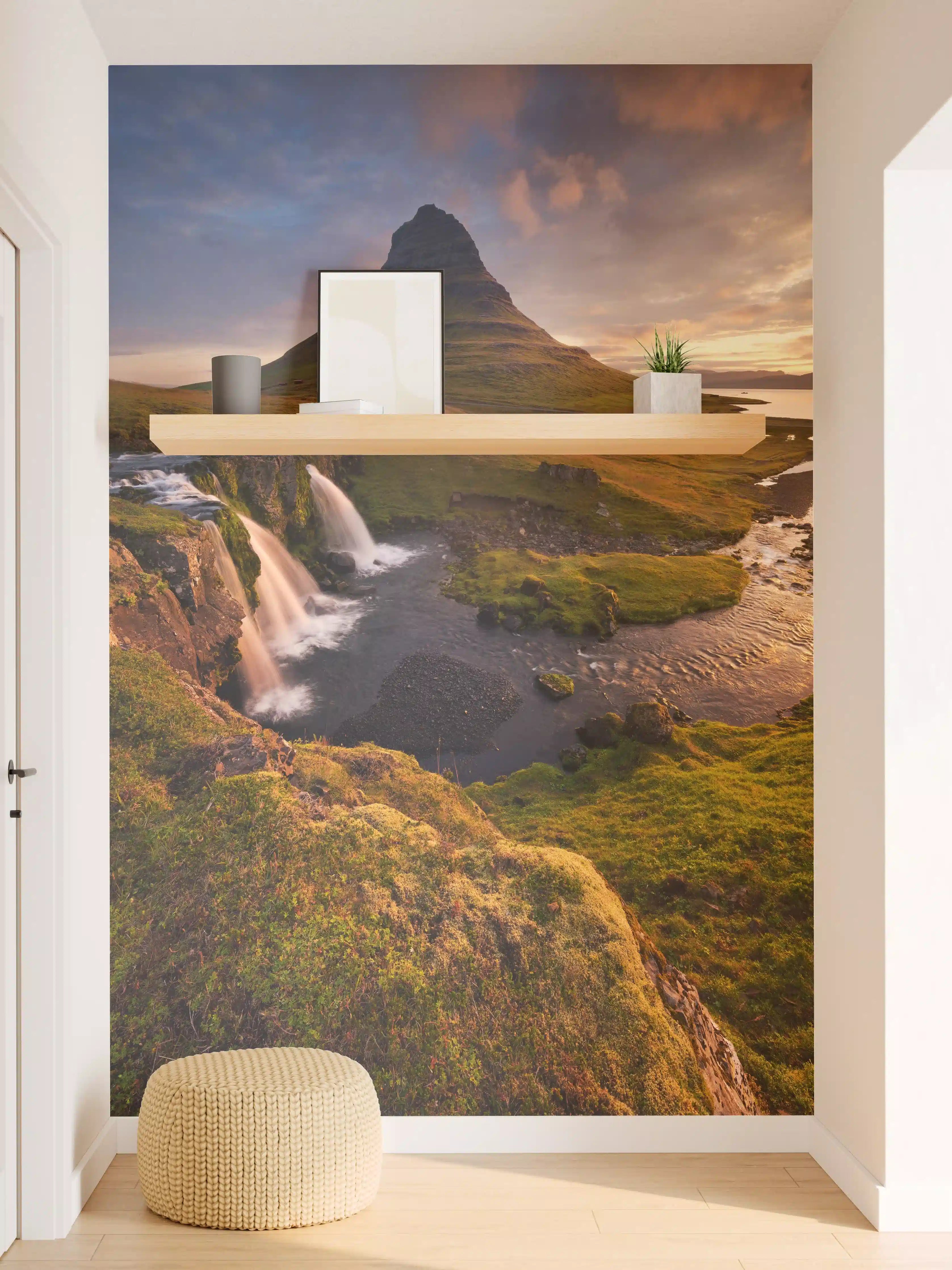 Wandverkleidung Flur - Majestätischer Kirkjufell im Sonnenuntergang