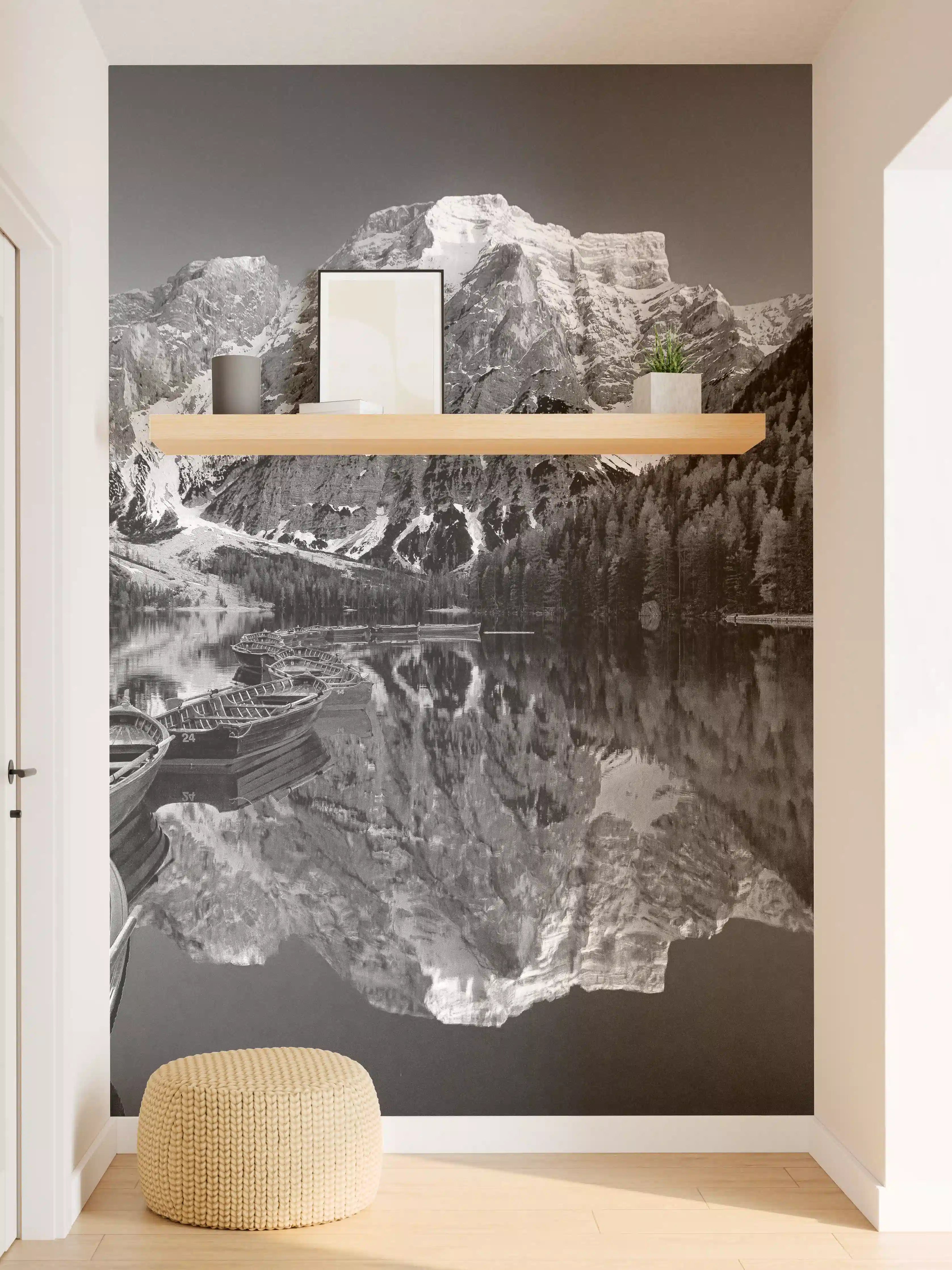Wandverkleidung Flur - Malerische Bergsee mit Booten im Spiegel